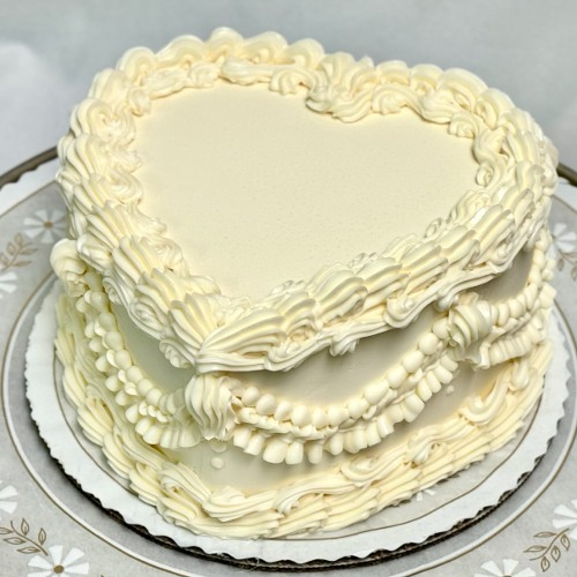 6" White Cake w/ Fresh Strawberries and Bavarian Cream Heart Cake 6-8" - 2 day Preorder