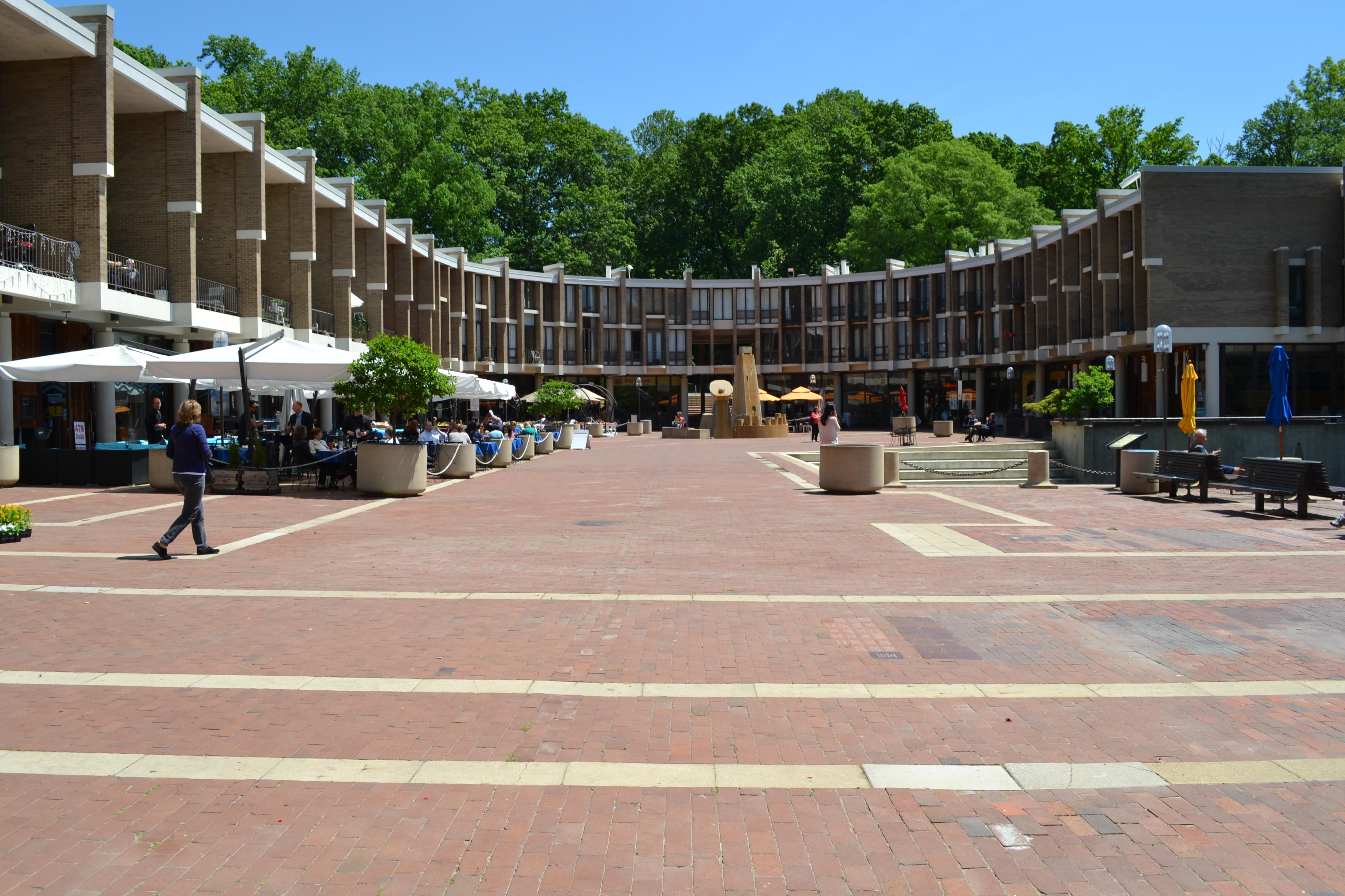 If you are looking for a great place to have an outdoor lunch in Reston  (away from the craziness of Reston Town Center) there are some great outdoor venues at Lake Anne.