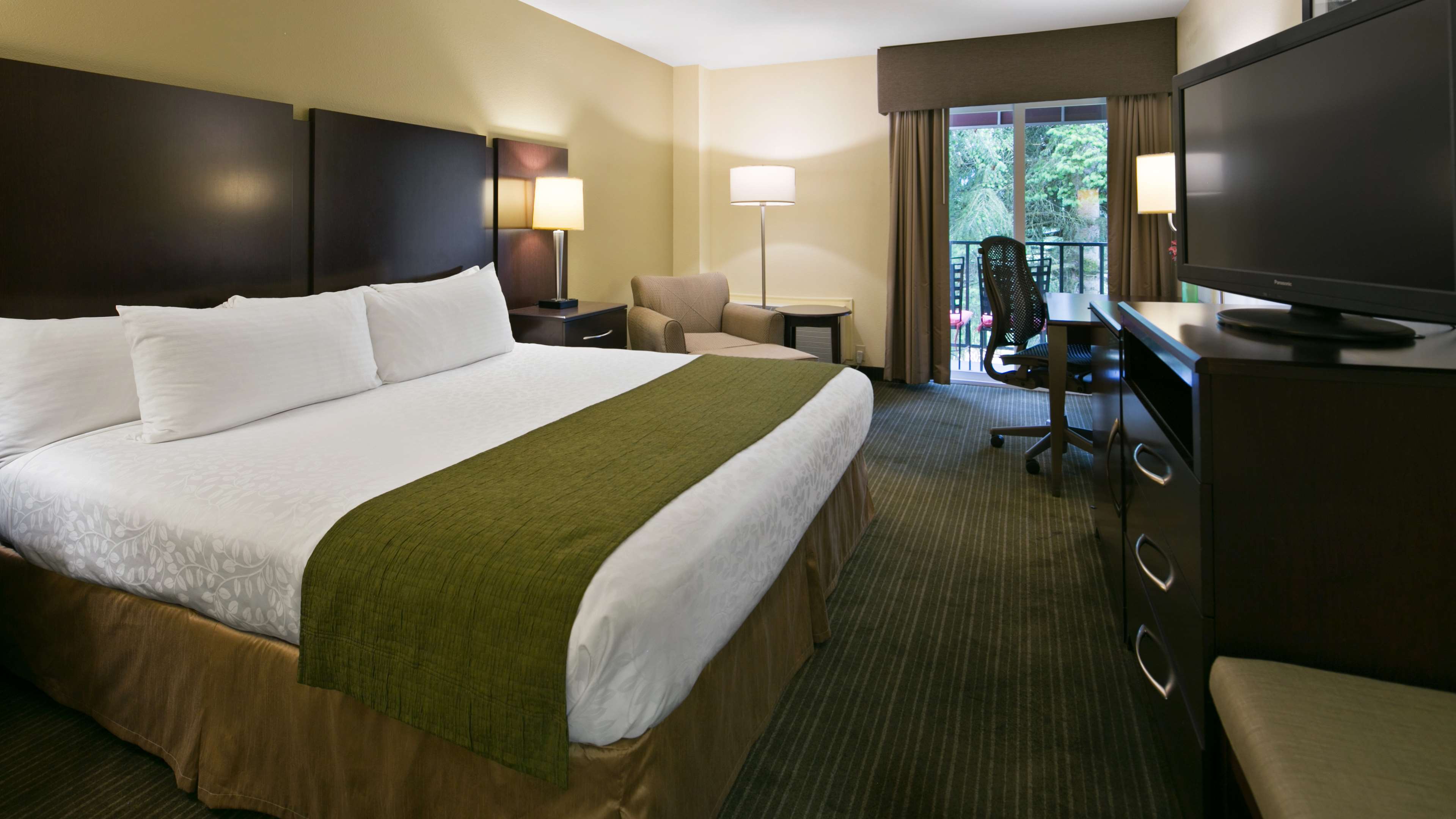 Best Western Plus Plaza by the Green Photo