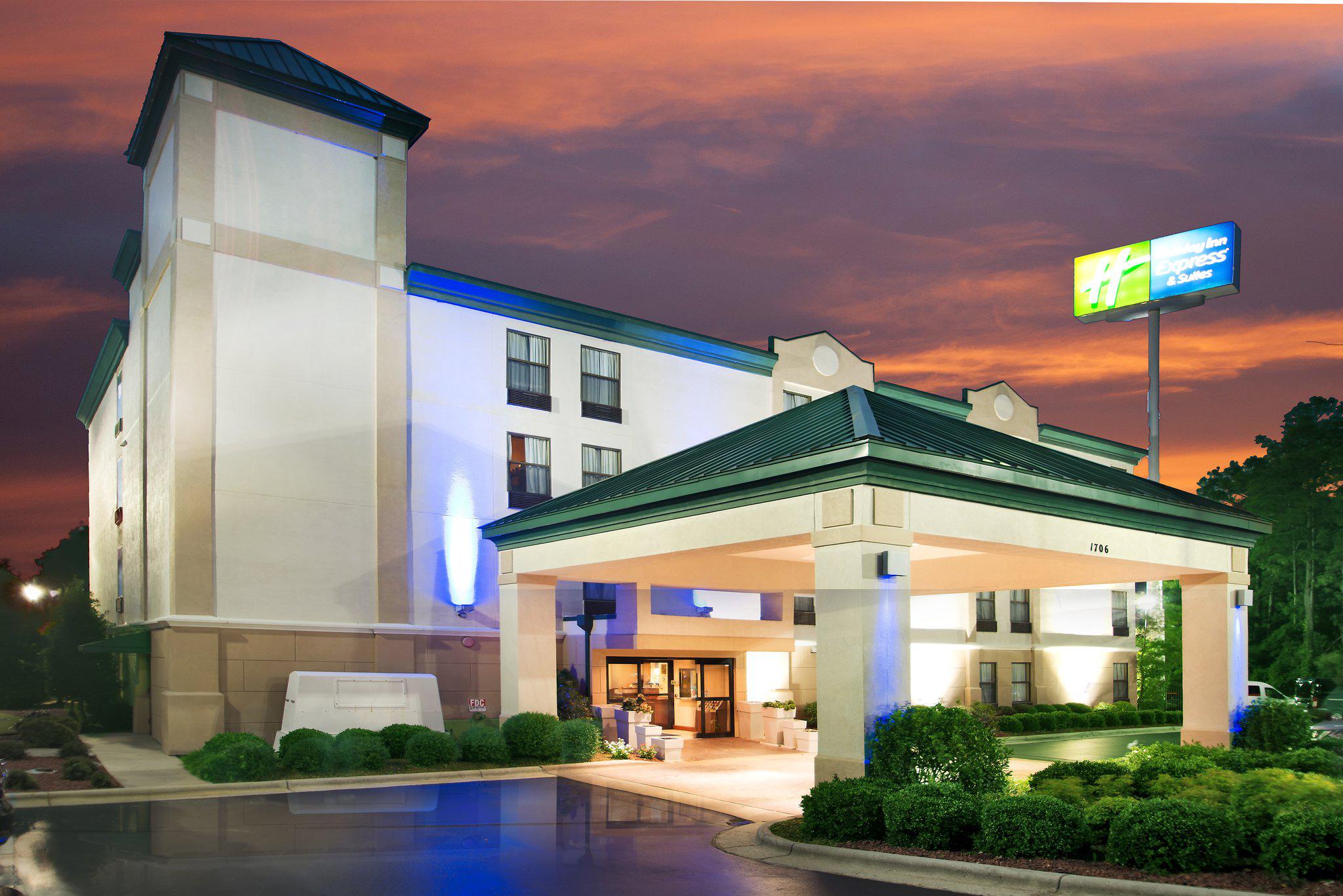 Holiday Inn Express & Suites Fayetteville-Ft. Bragg Photo