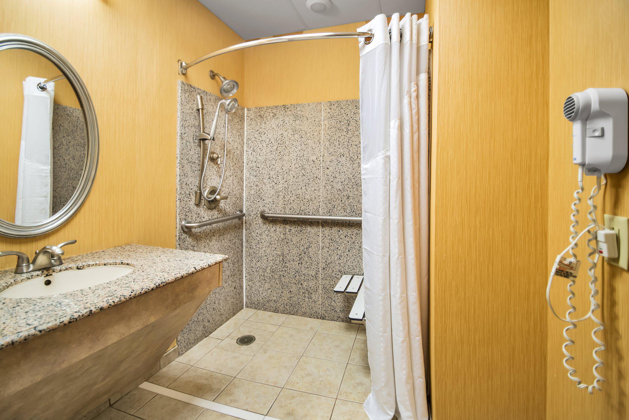 Holiday Inn Express & Suites Fayetteville-Ft. Bragg Photo