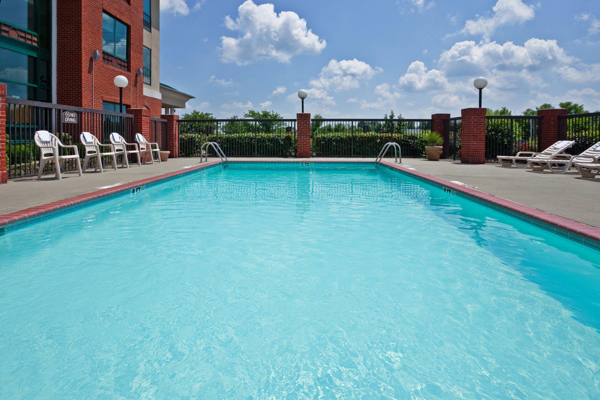 Holiday Inn Express & Suites Olive Branch Photo