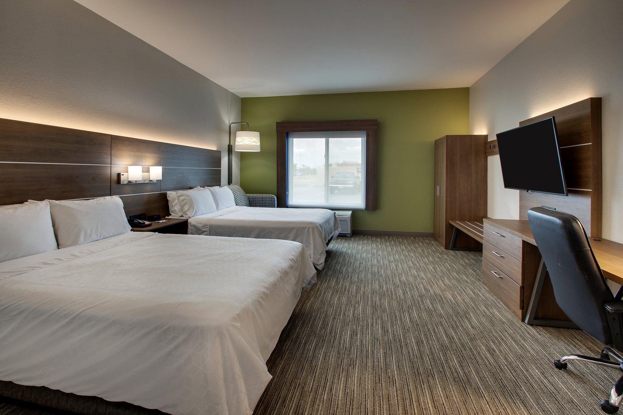 Holiday Inn Express & Suites Chicago North-Waukegan-Gurnee Photo