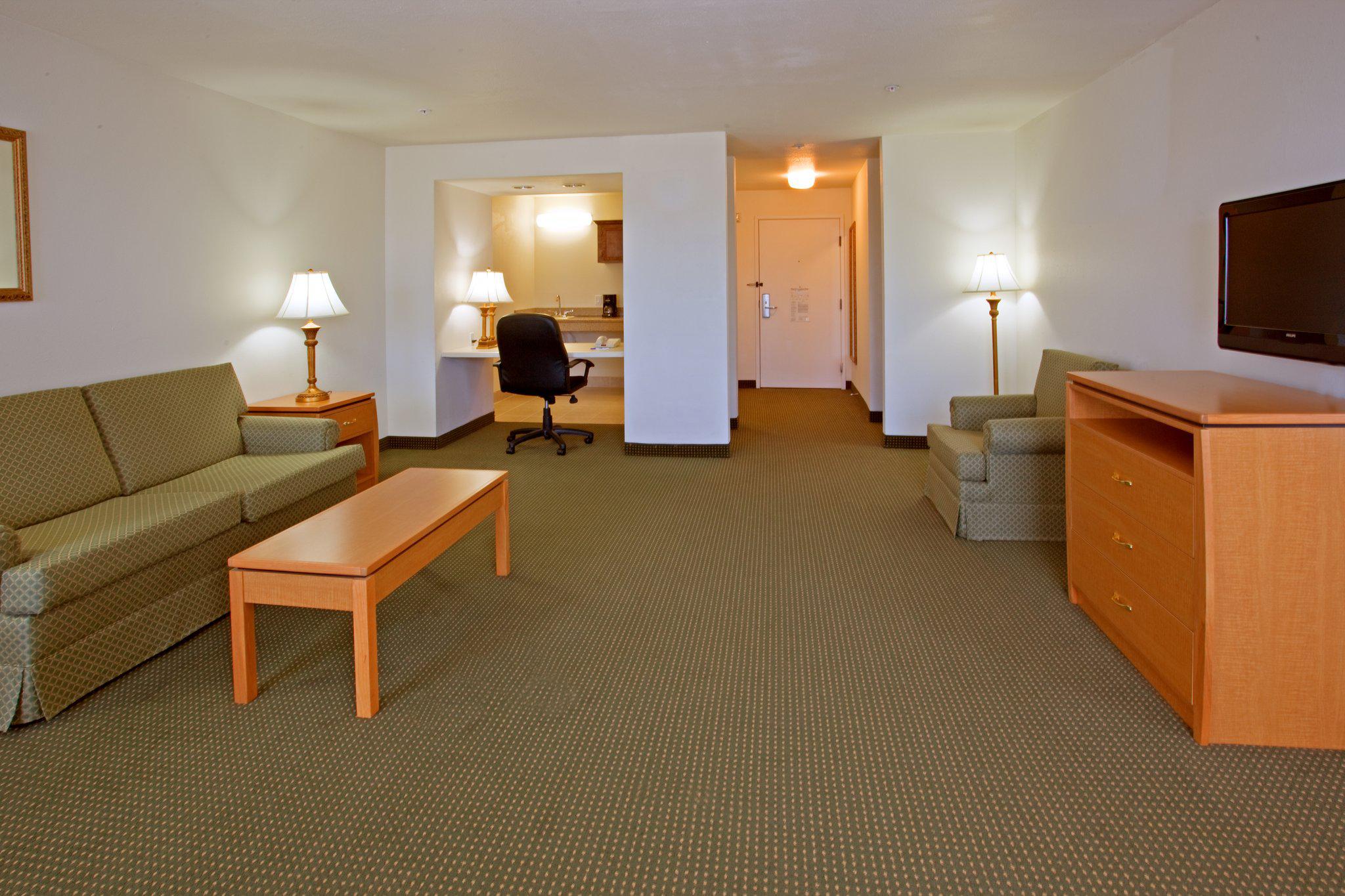 Holiday Inn Express & Suites Columbus Photo