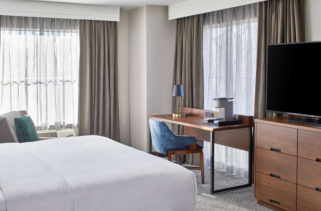 Cumberland House Knoxville, Tapestry Collection by Hilton Image