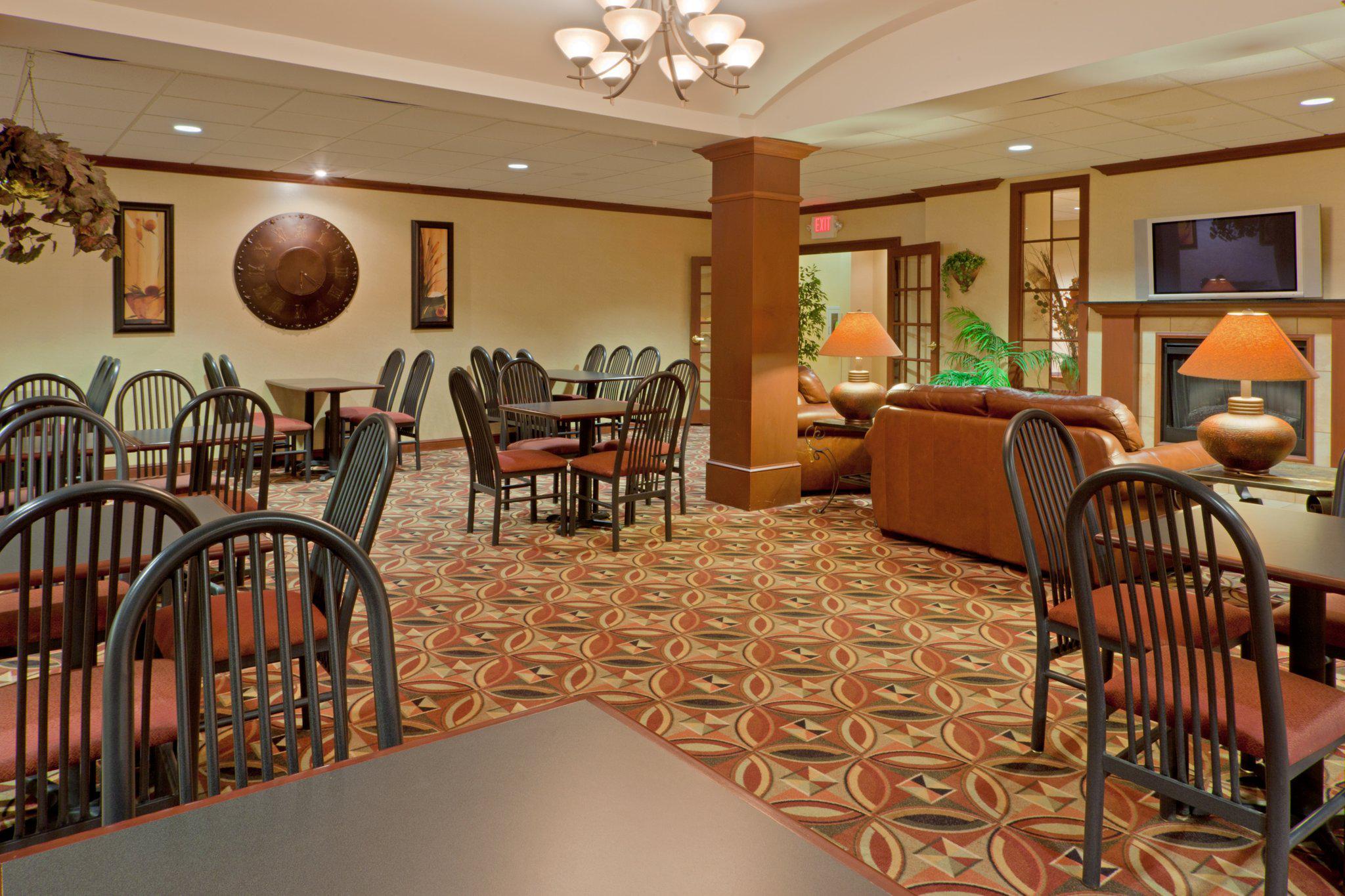 Holiday Inn Express & Suites Kent State University Photo