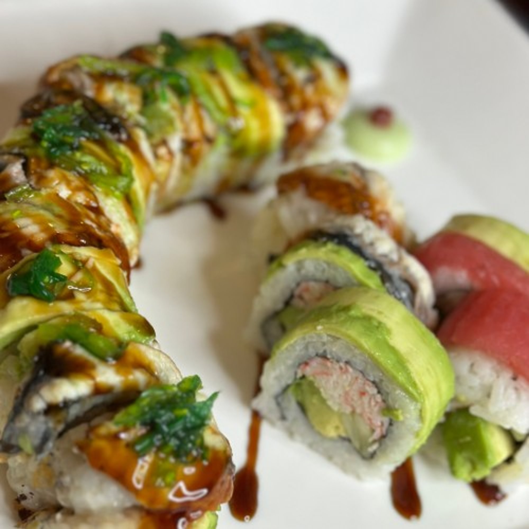 <Rainbow Roll * & Sea Dragon Eel Roll Combo $24
