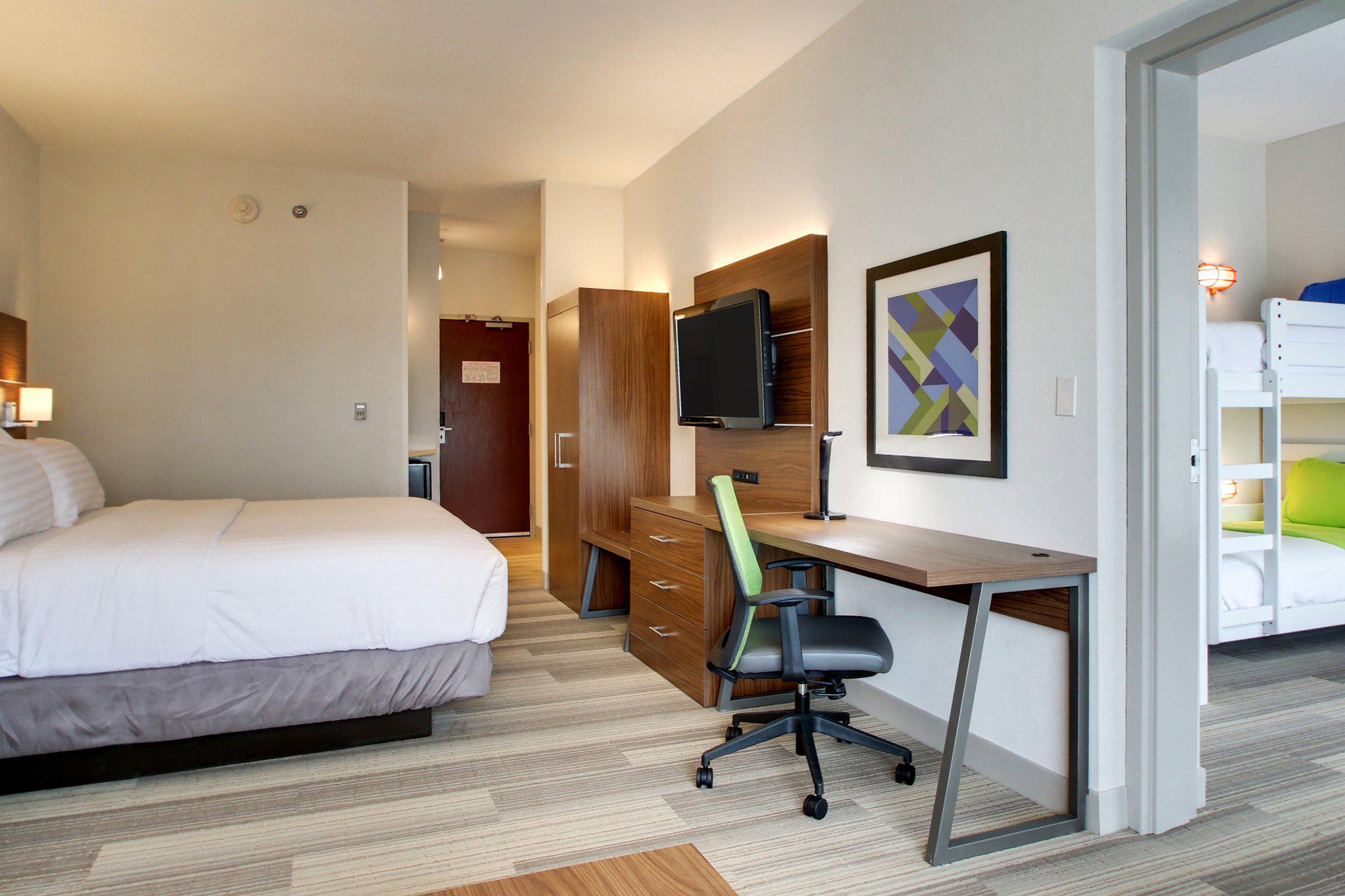 Holiday Inn Express & Suites Aurora - Naperville Photo