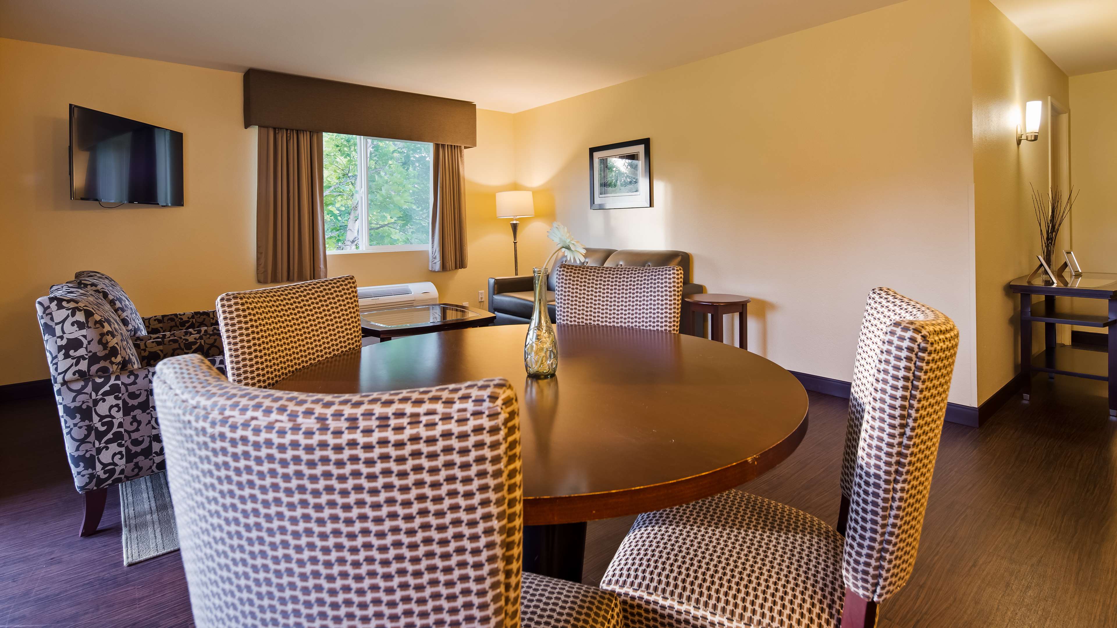 Best Western Plus Plaza by the Green Photo