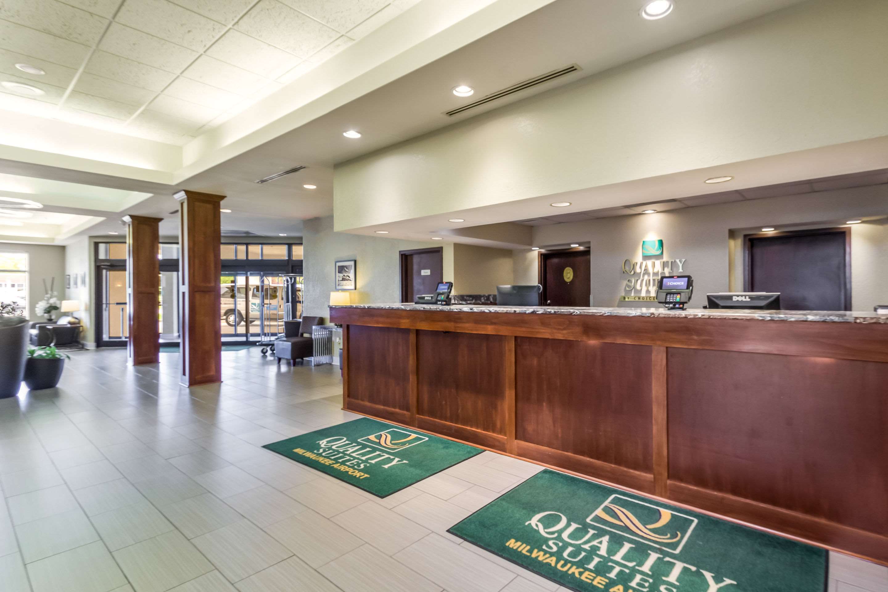Quality Suites Milwaukee Airport Photo
