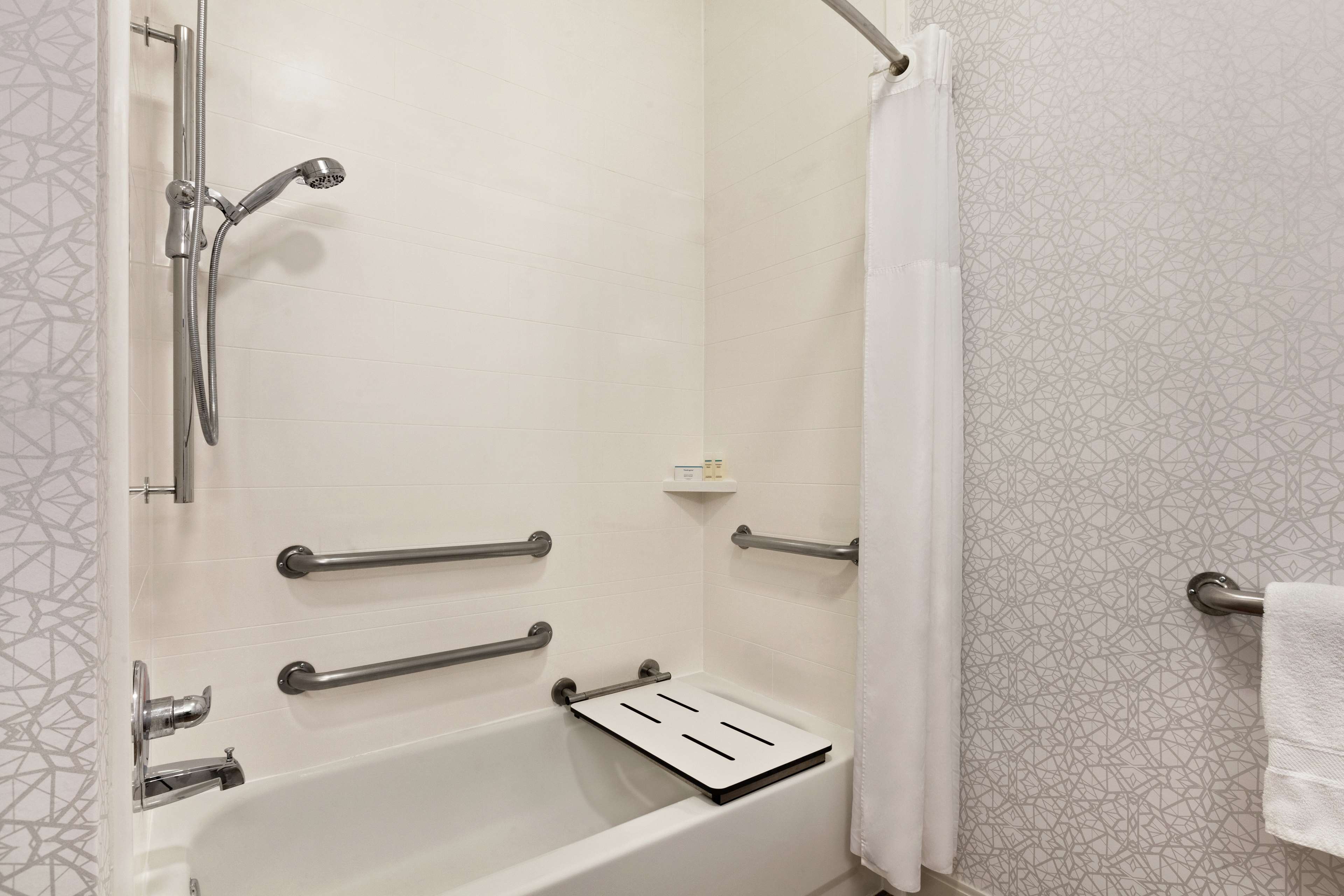 Guest room bath