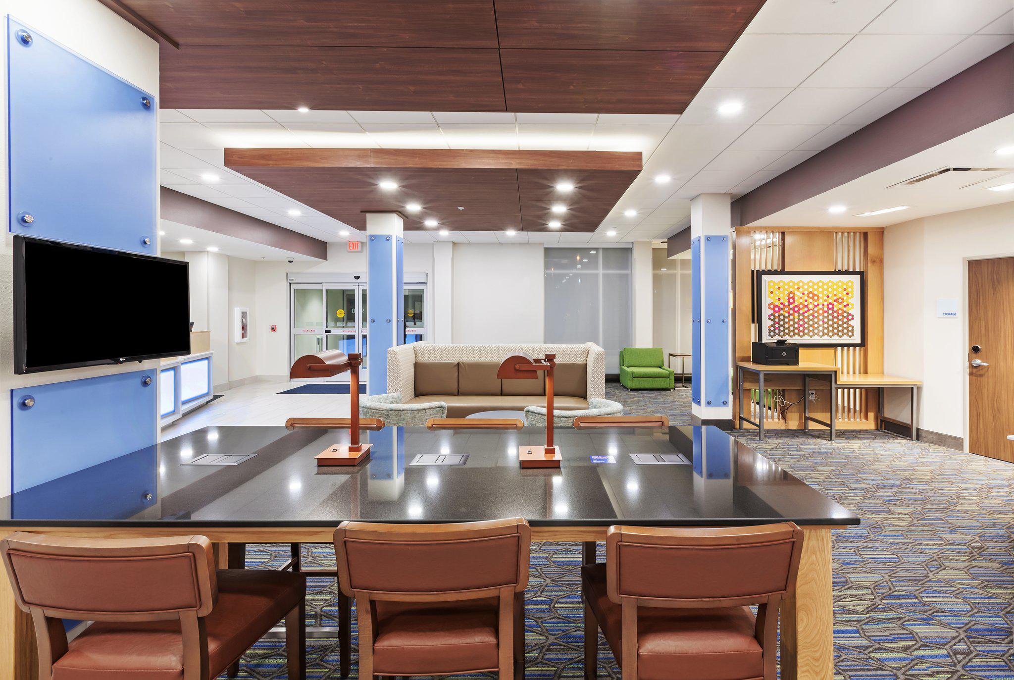 Holiday Inn Express & Suites Lenexa - Overland Park Area Photo