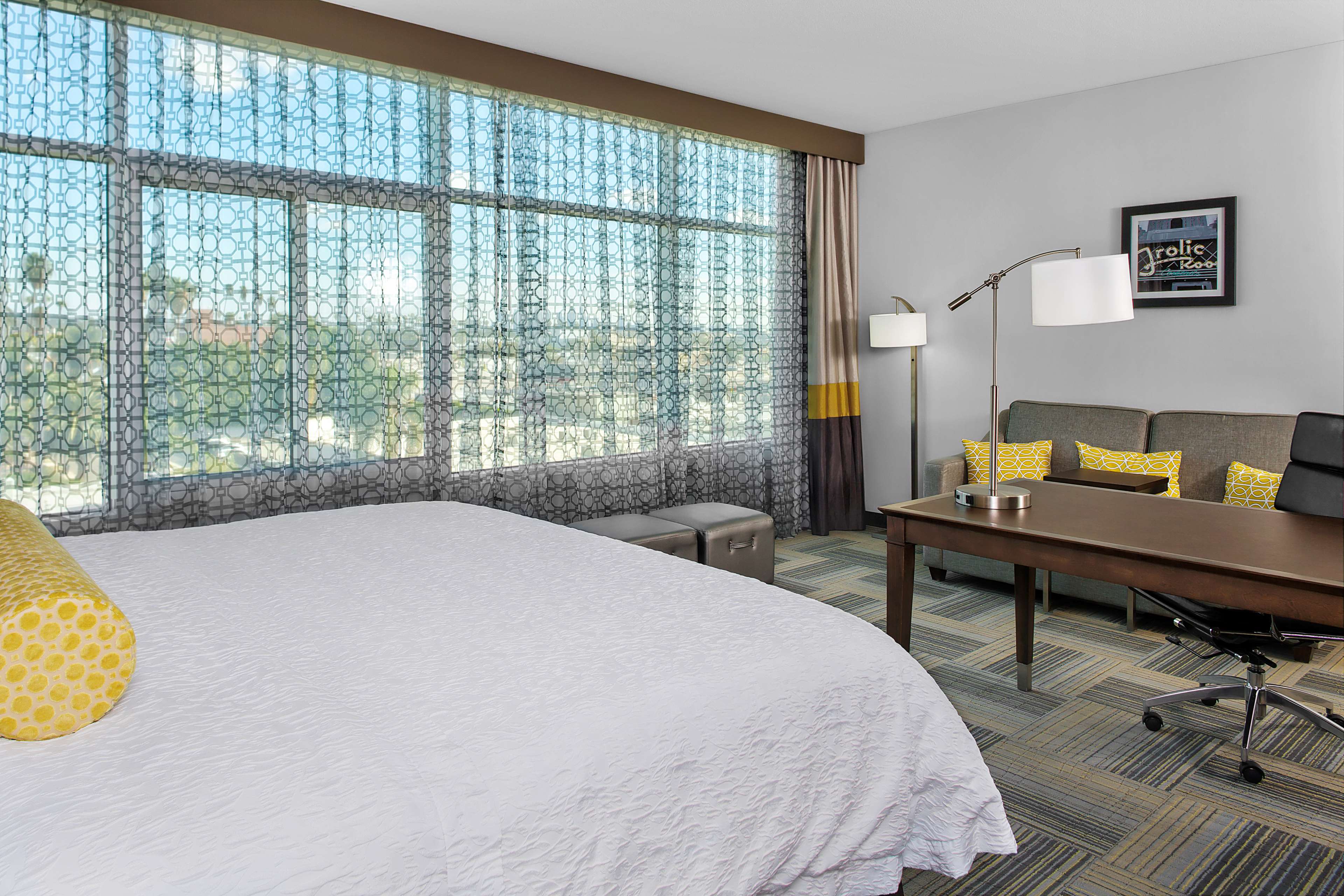 Hampton Inn & Suites Los Angeles/Hollywood Photo