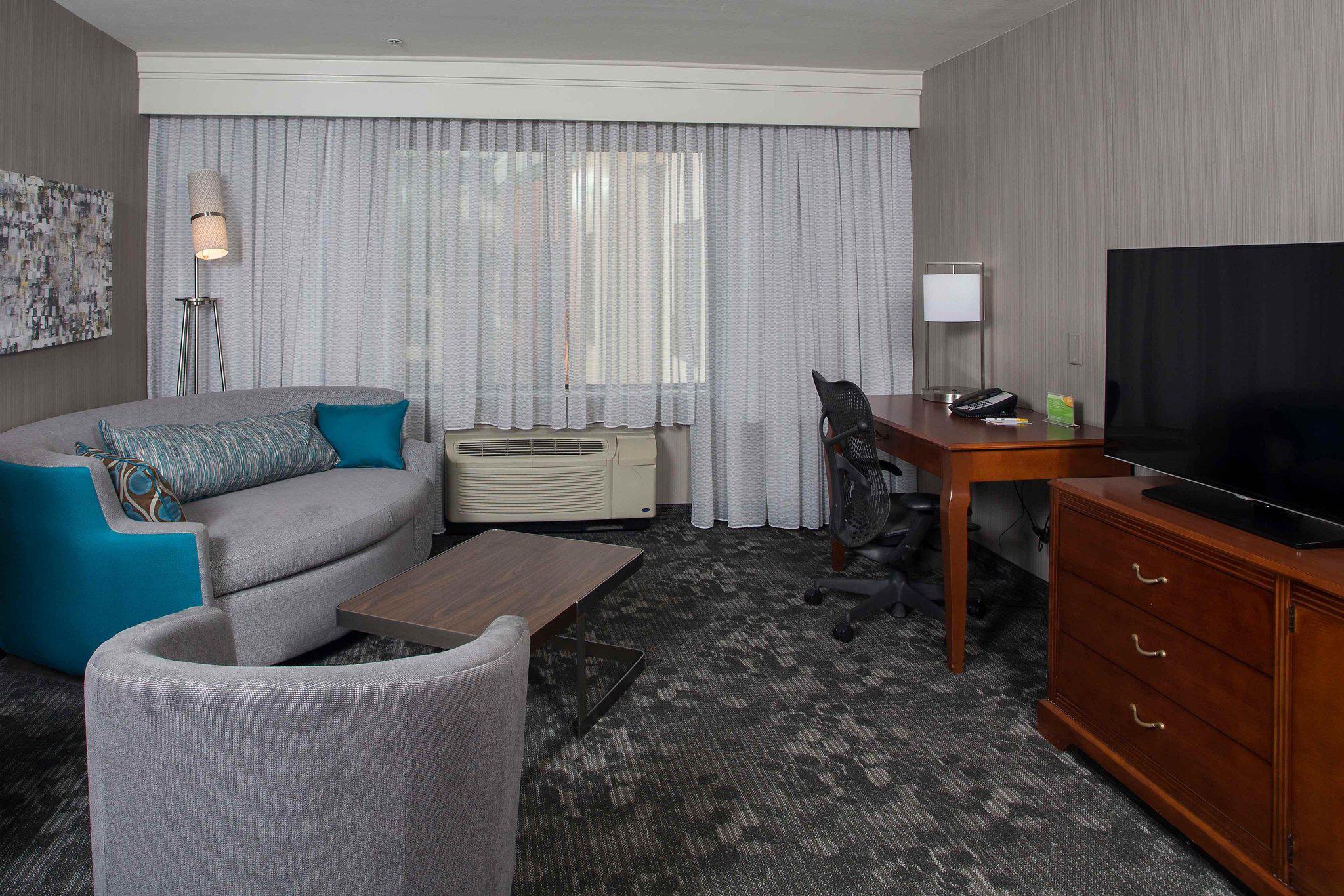 Courtyard by Marriott Los Angeles Burbank Airport Photo