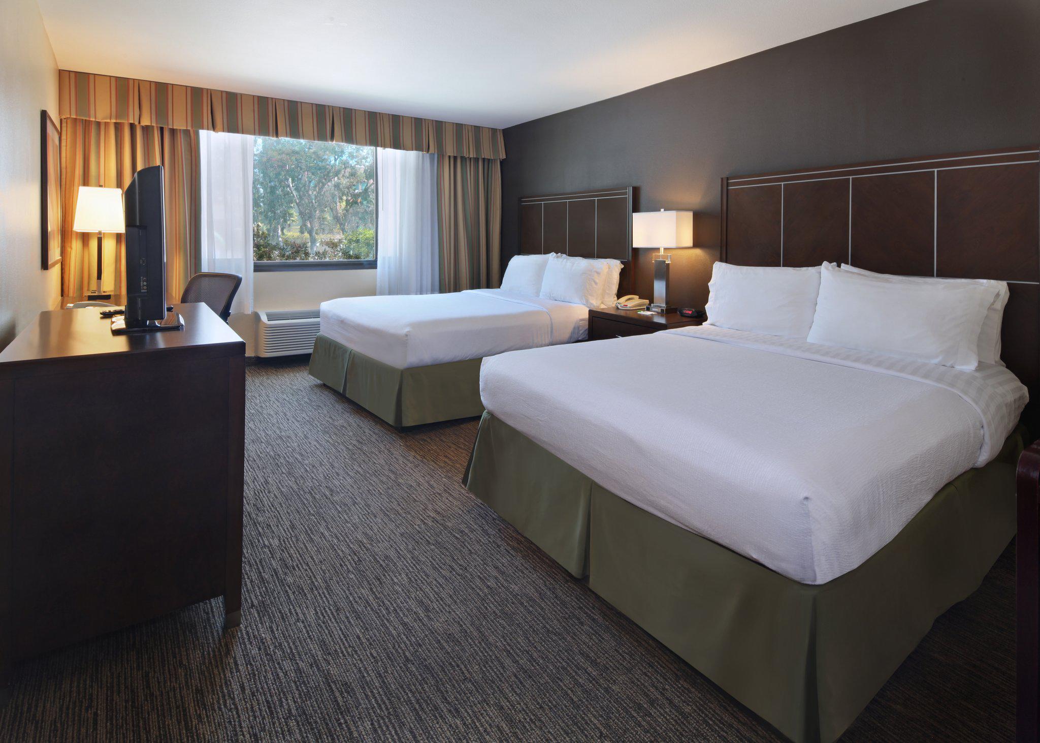 Holiday Inn & Suites Anaheim (1 Blk/Disneyland®) Photo