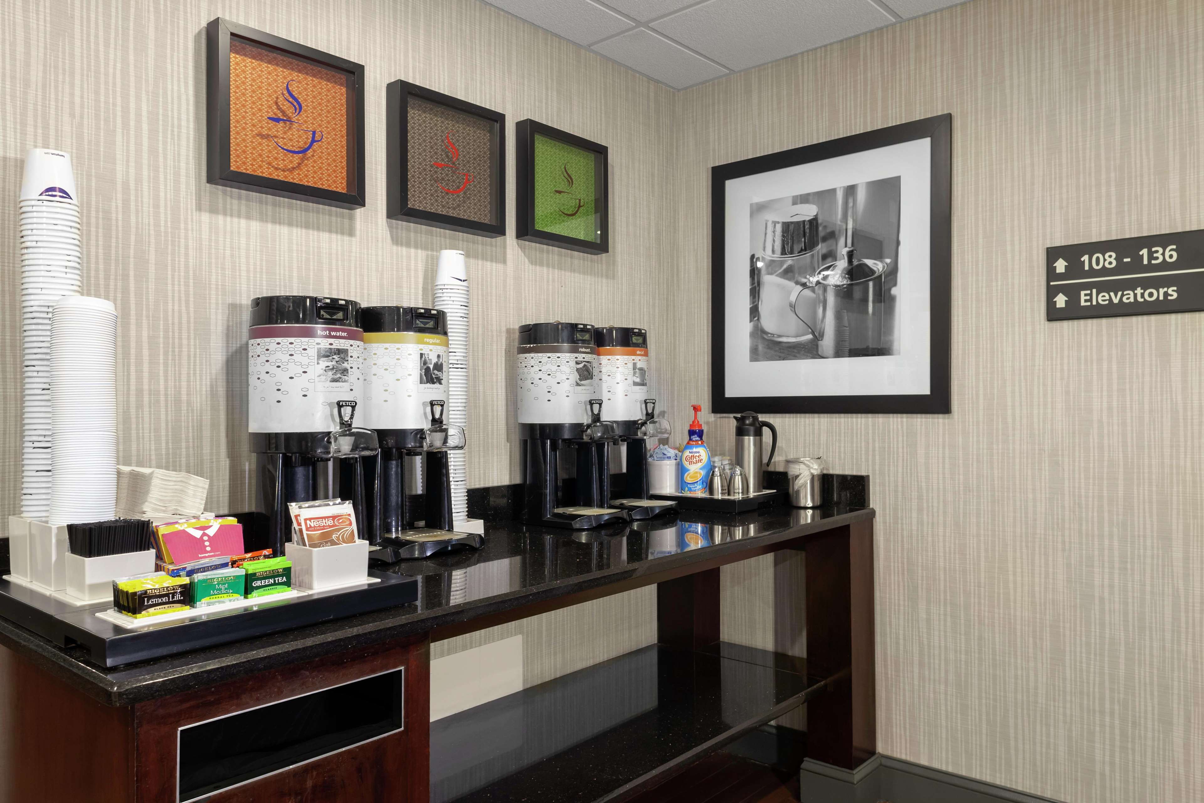 Hampton Inn Newark-Airport Photo