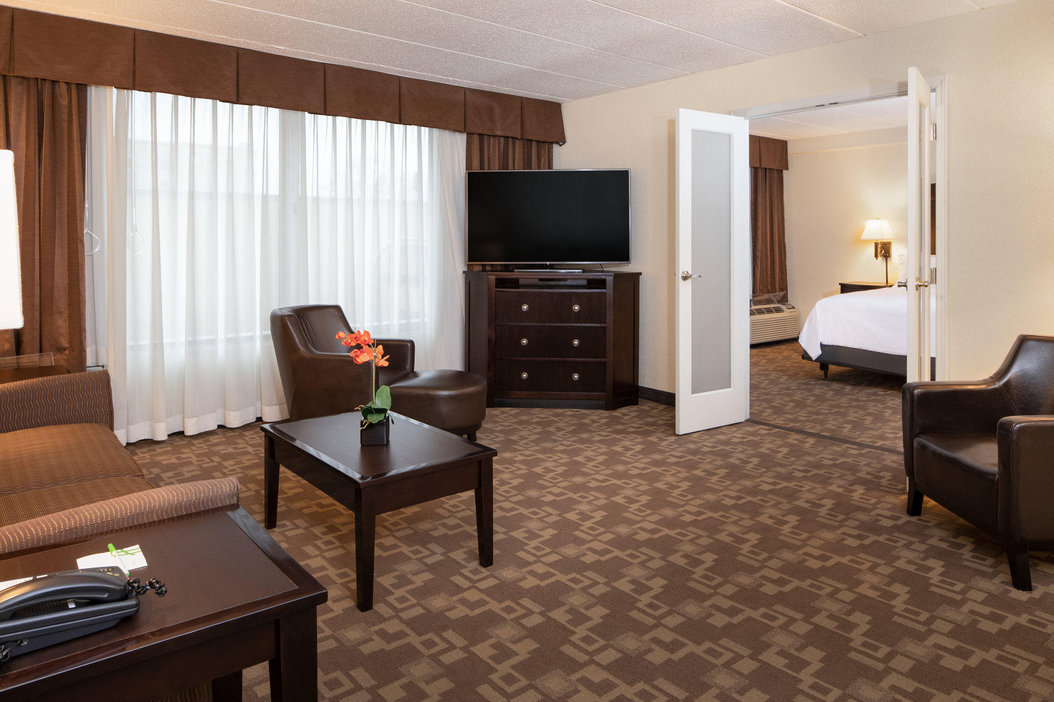 Holiday Inn & Suites Charleston West Photo