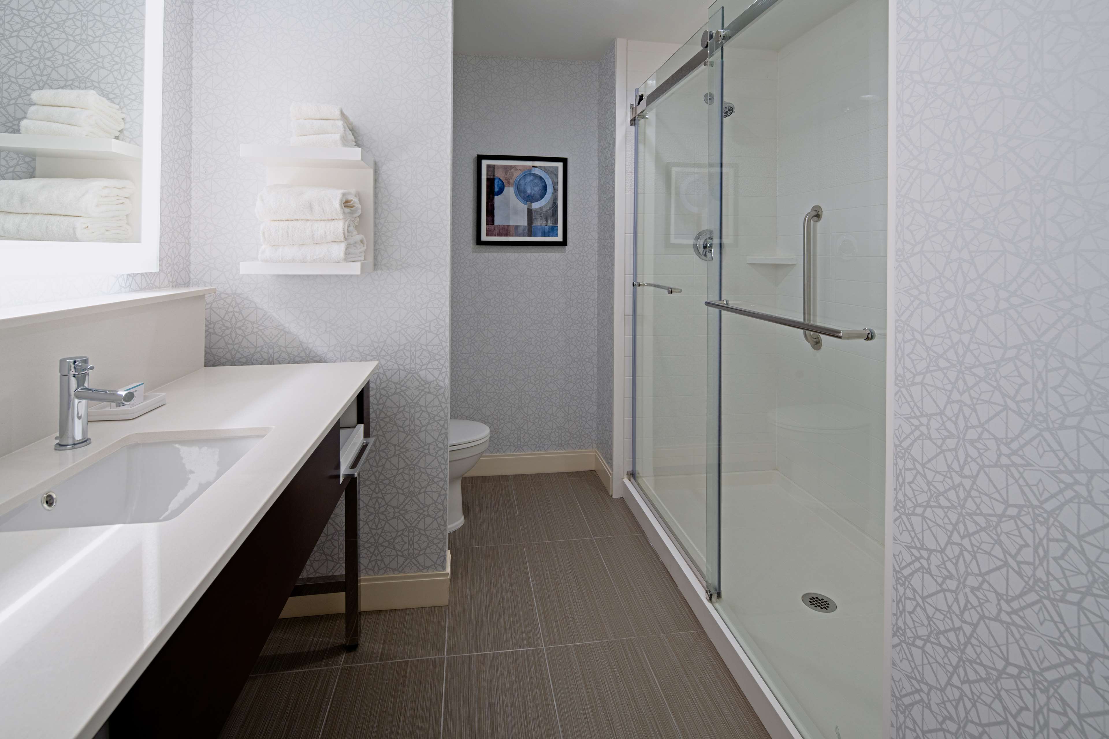 Guest room bath
