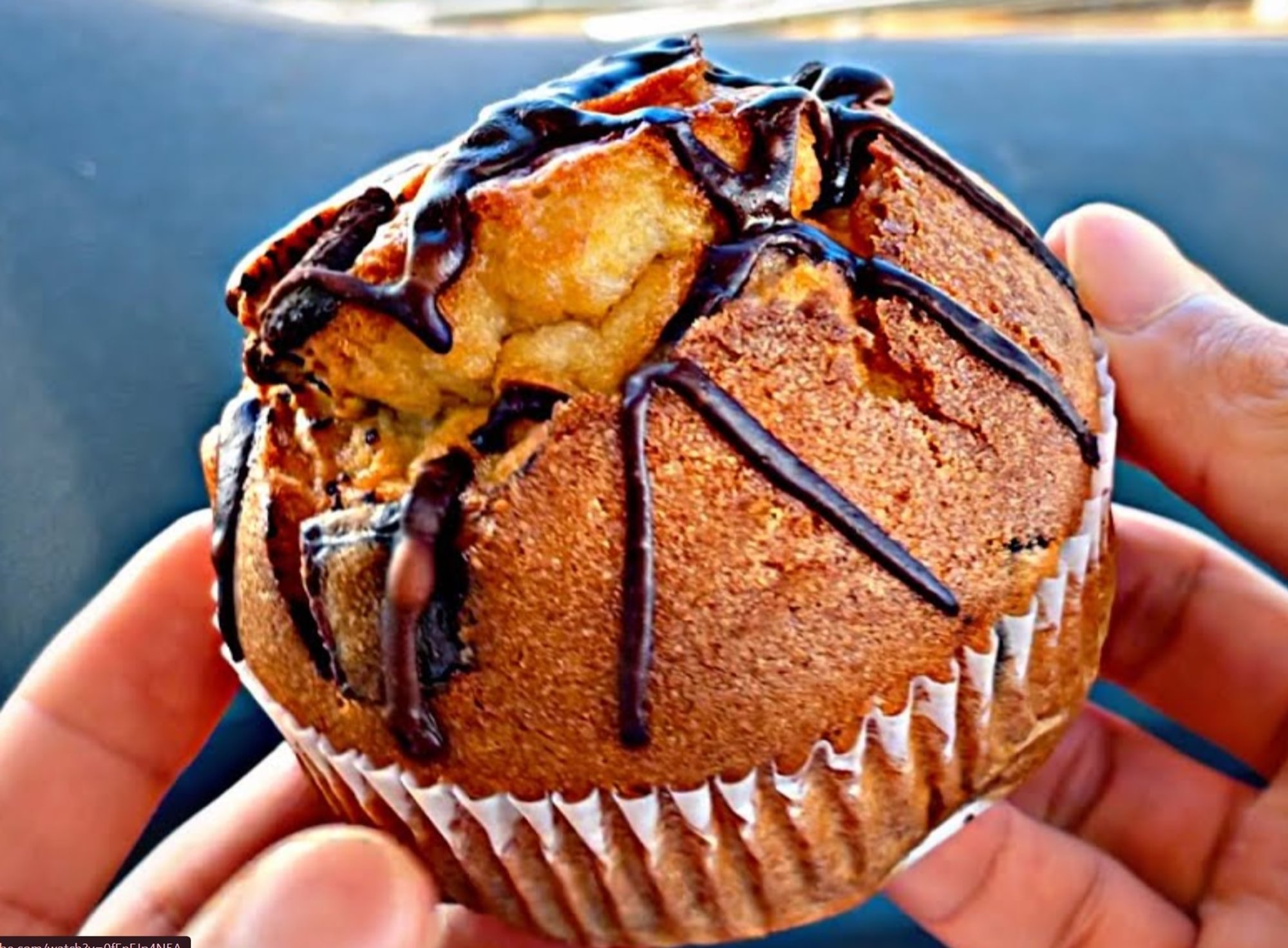 VANILLA CHUNK MUFFIN