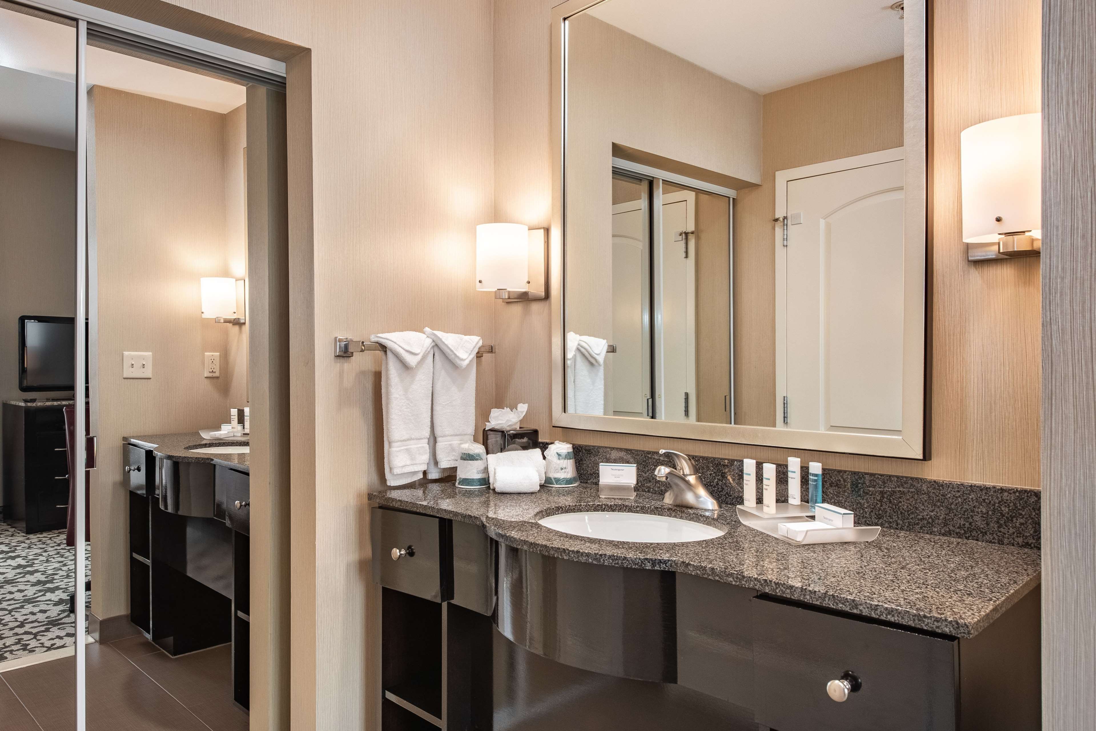 Guest room bath
