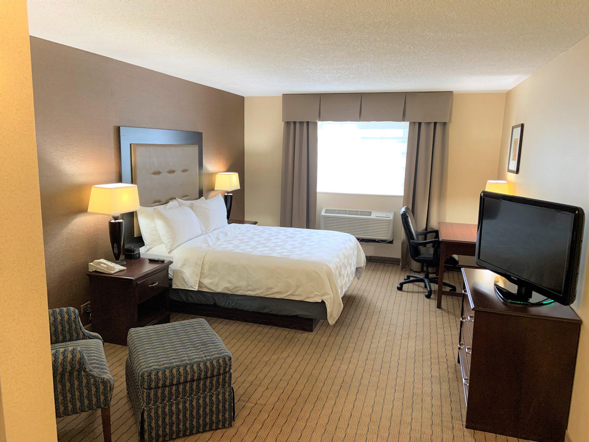 Holiday Inn & Suites Chicago-Carol Stream (Wheaton) Photo