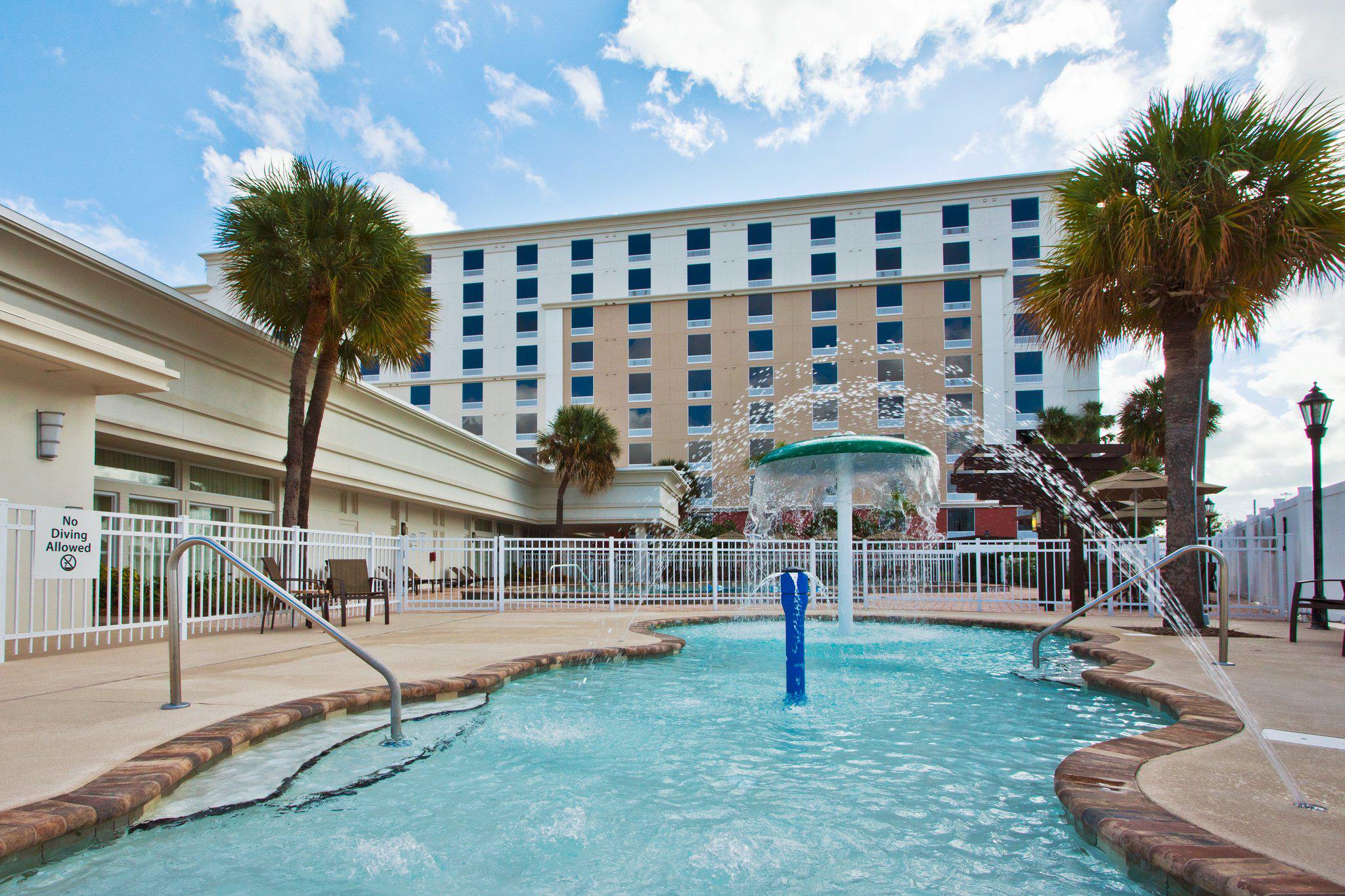 Holiday Inn & Suites Across From Universal Orlando Photo