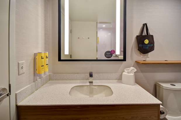 Images Tru by Hilton Sterling Heights Detroit