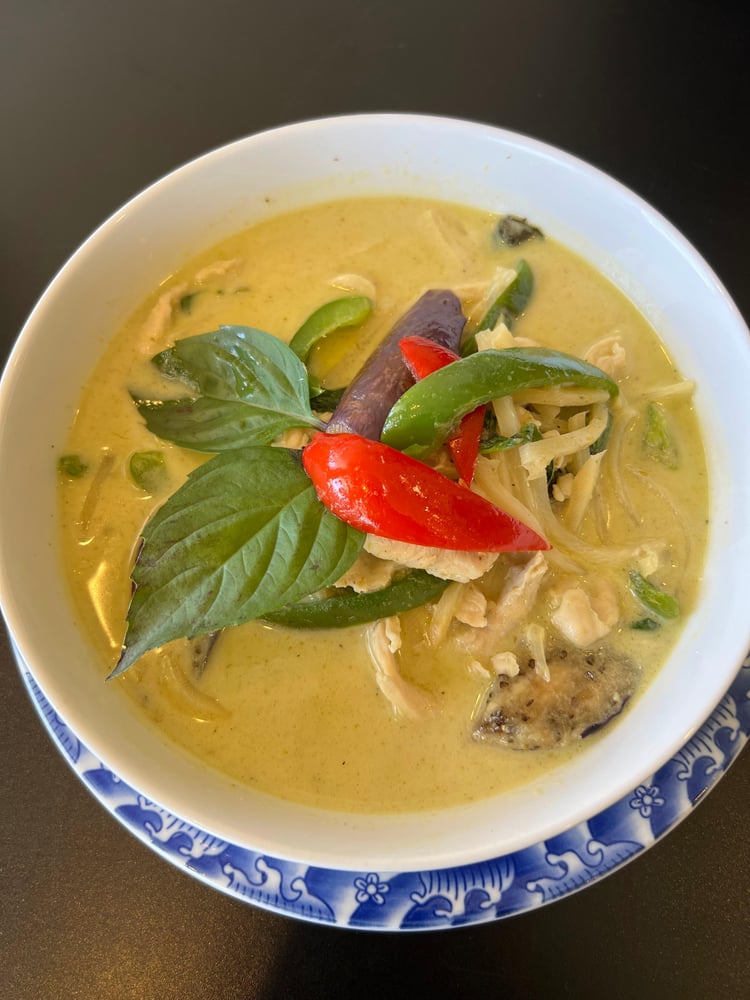 Green Curry served with 1 Crispy Veg Roll