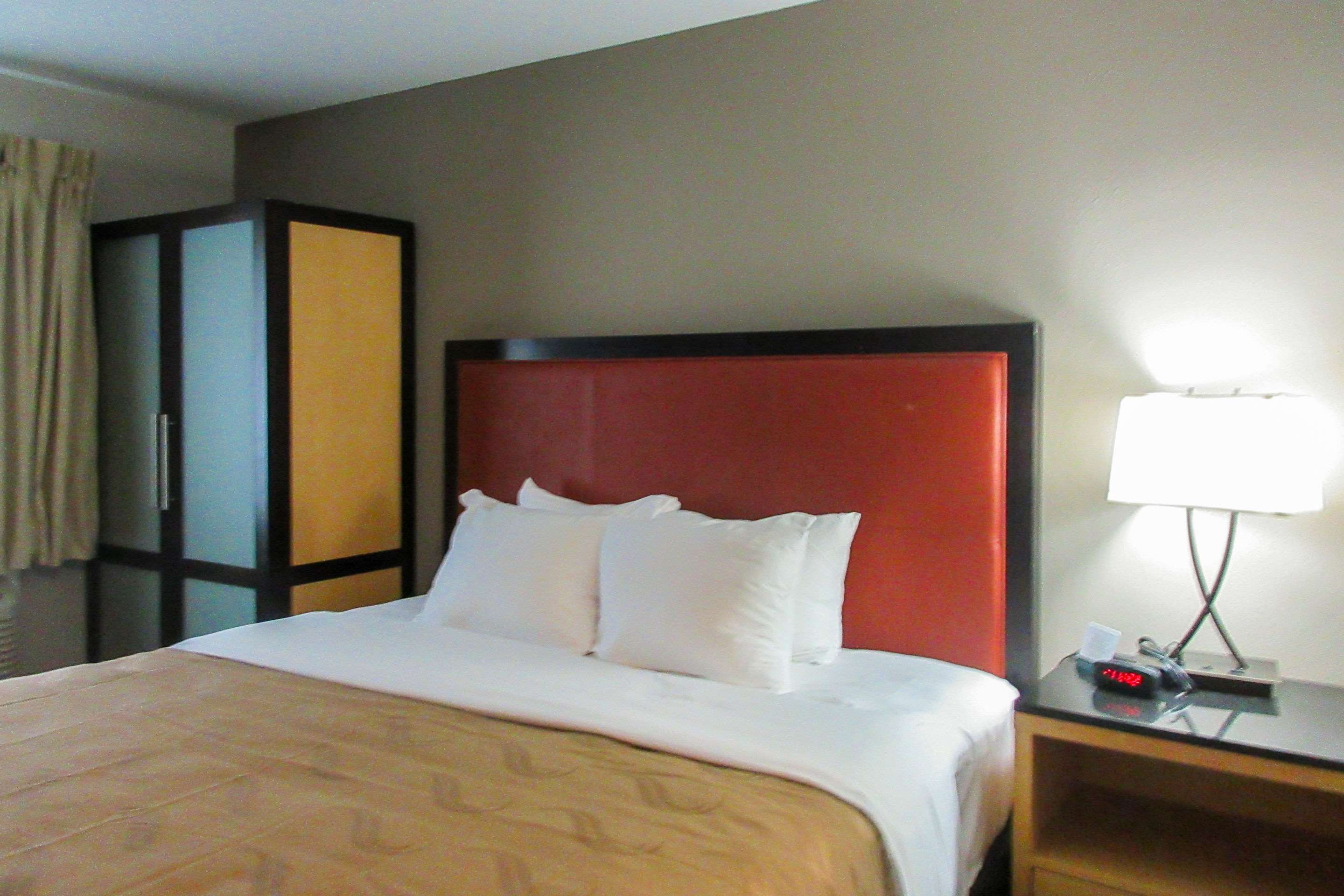 Quality Inn & Suites Evansville Downtown Photo