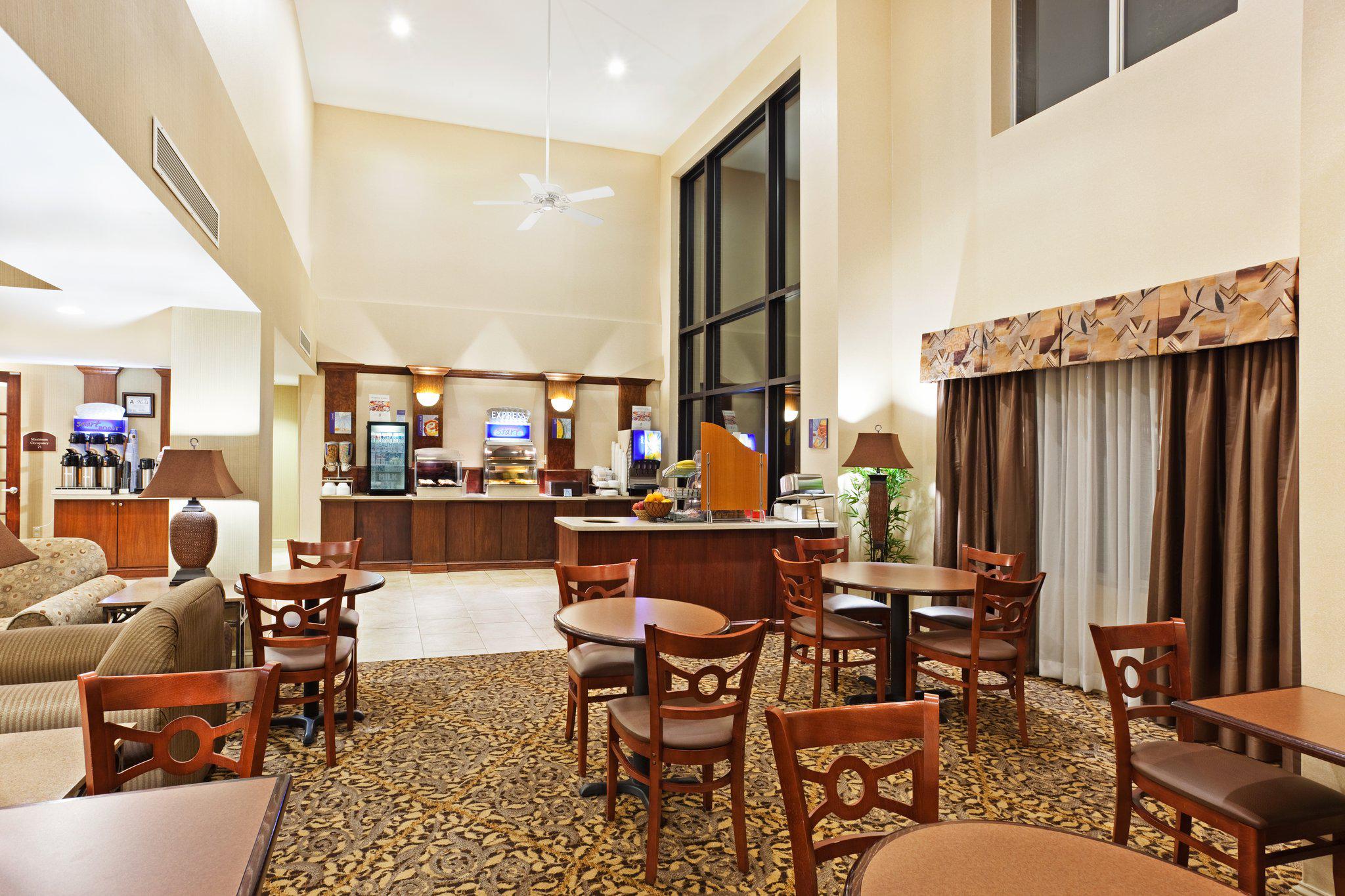 Holiday Inn Express & Suites Brevard Photo