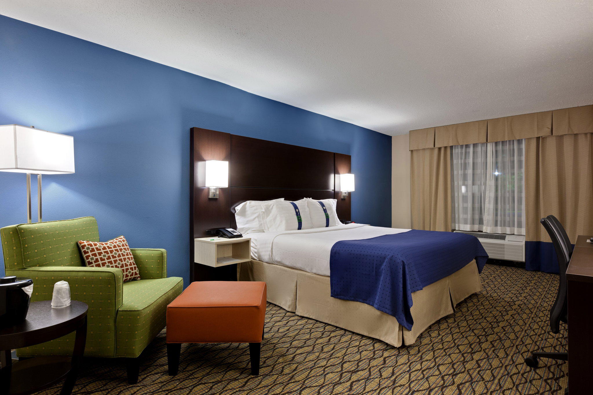 Holiday Inn & Suites Atlanta Airport-North Photo