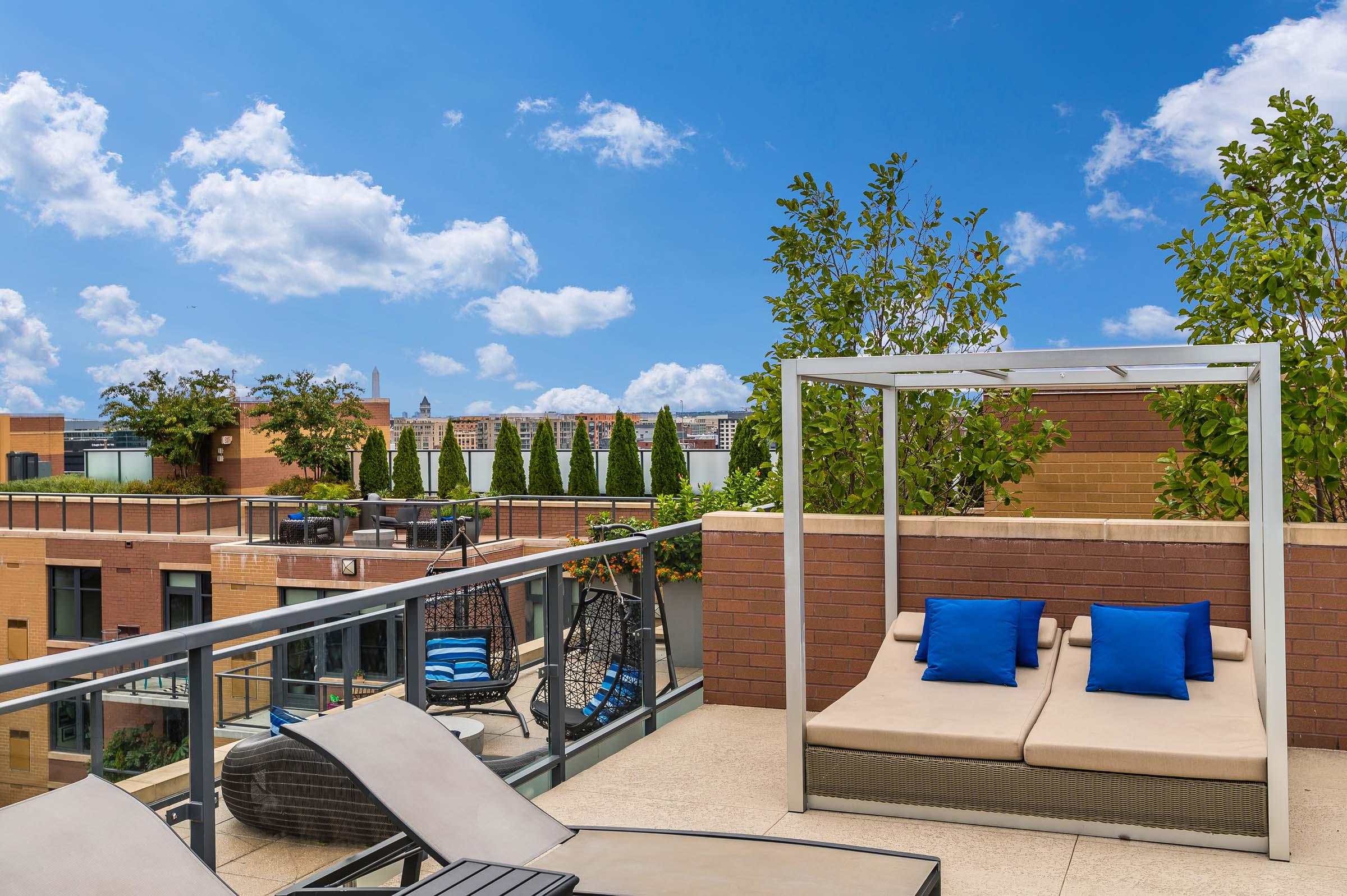 Metro rooftop entertainment lounge view of washington monument