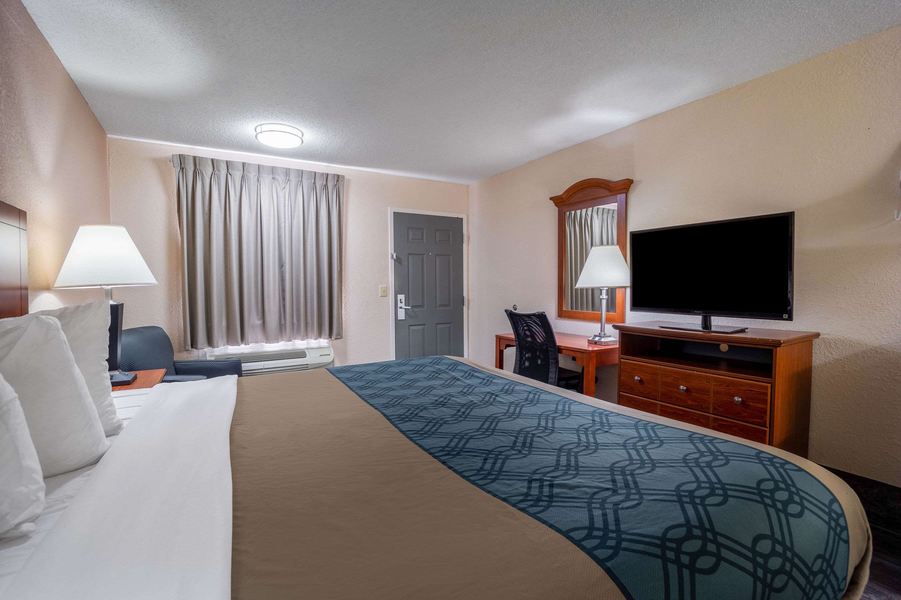 Econo Lodge Inn & Suites Photo