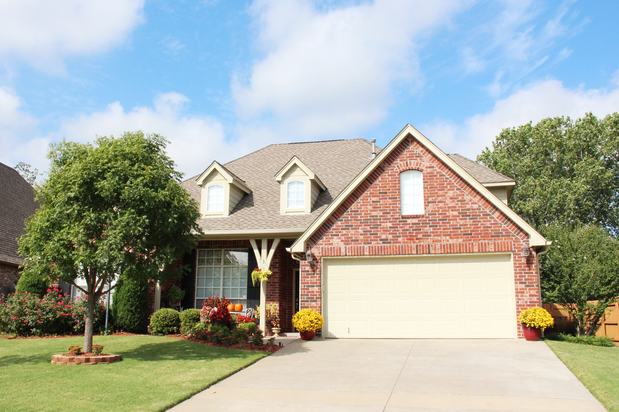 Images Mary Pisano - Licensed Salesperson - RE/MAX Signature Real Estate