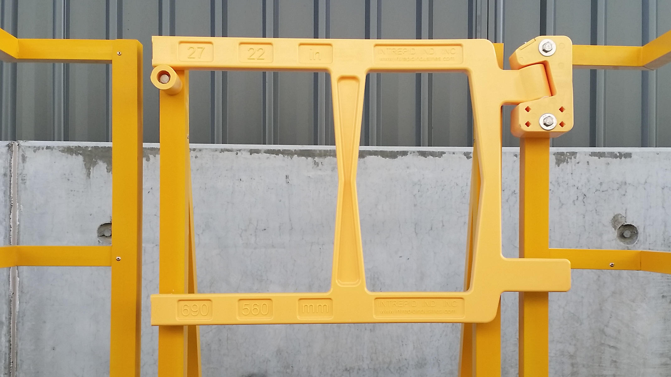 Universal Gravity Closing Safety Gates