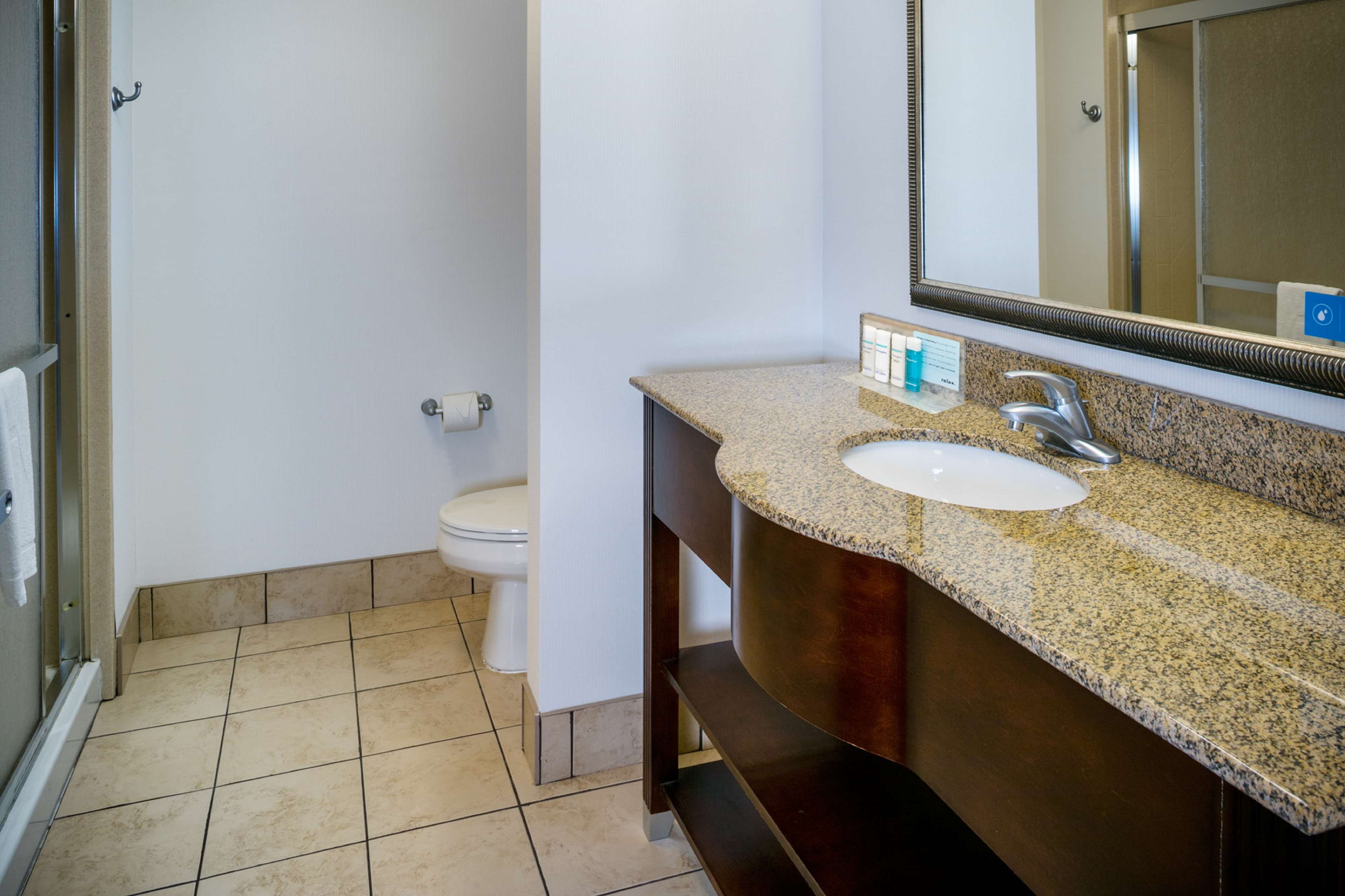 Guest room bath