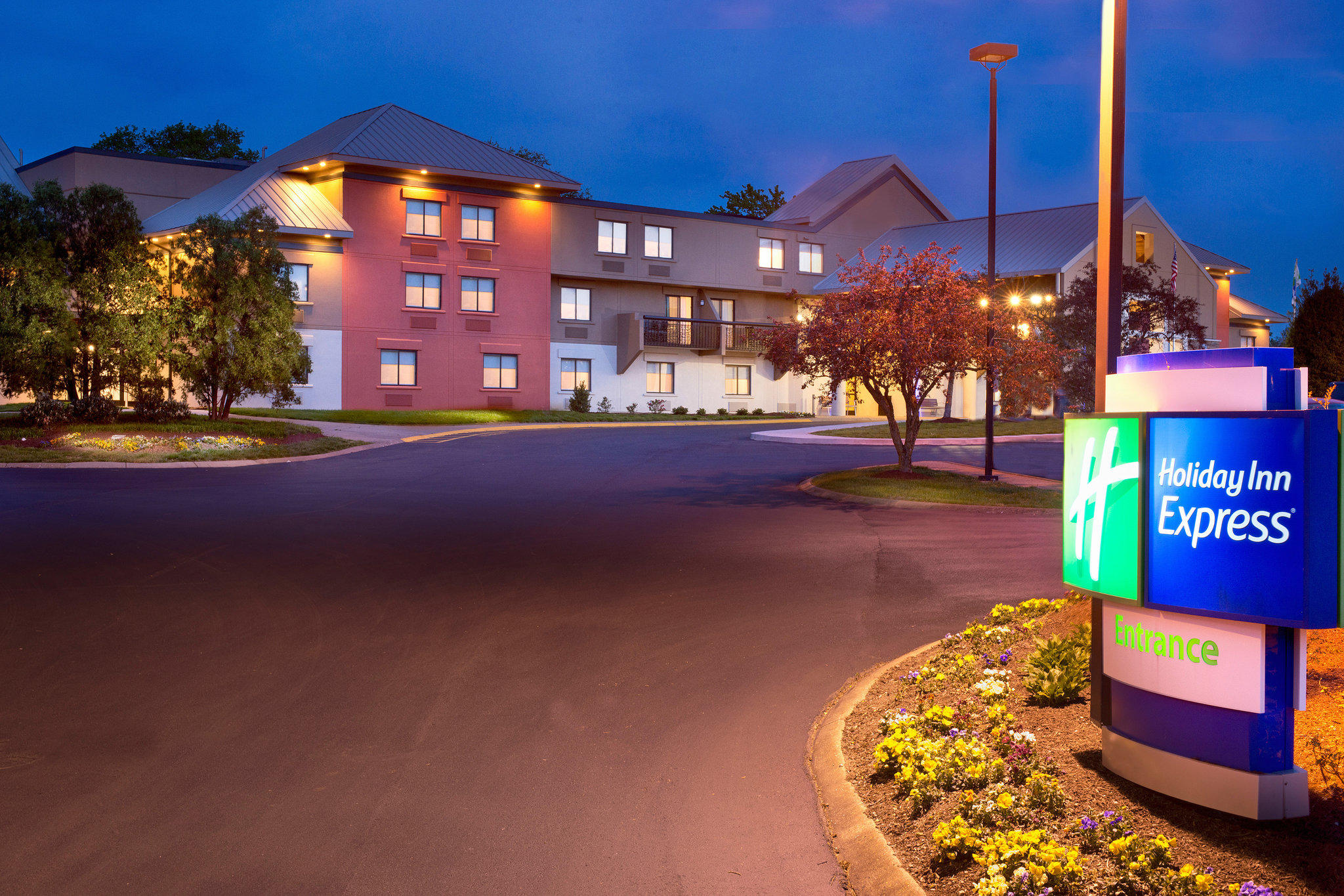 Holiday Inn Express Nashville Airport Photo