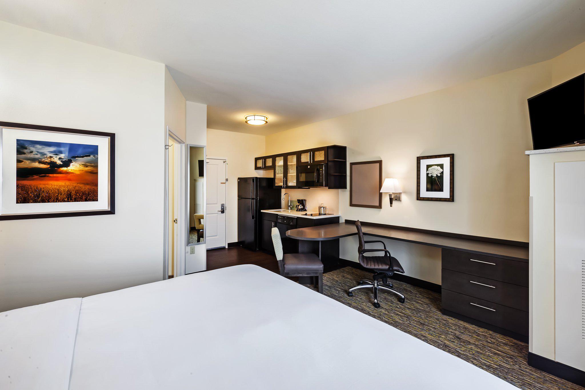 Candlewood Suites Lenexa - Overland Park Area Photo