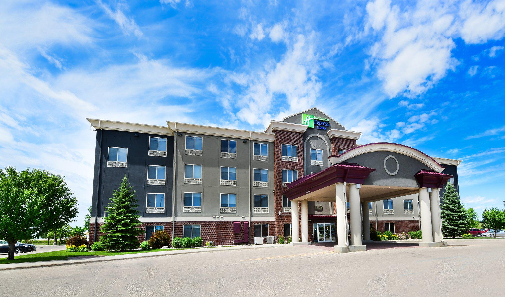 Holiday Inn Express & Suites Grand Forks Photo