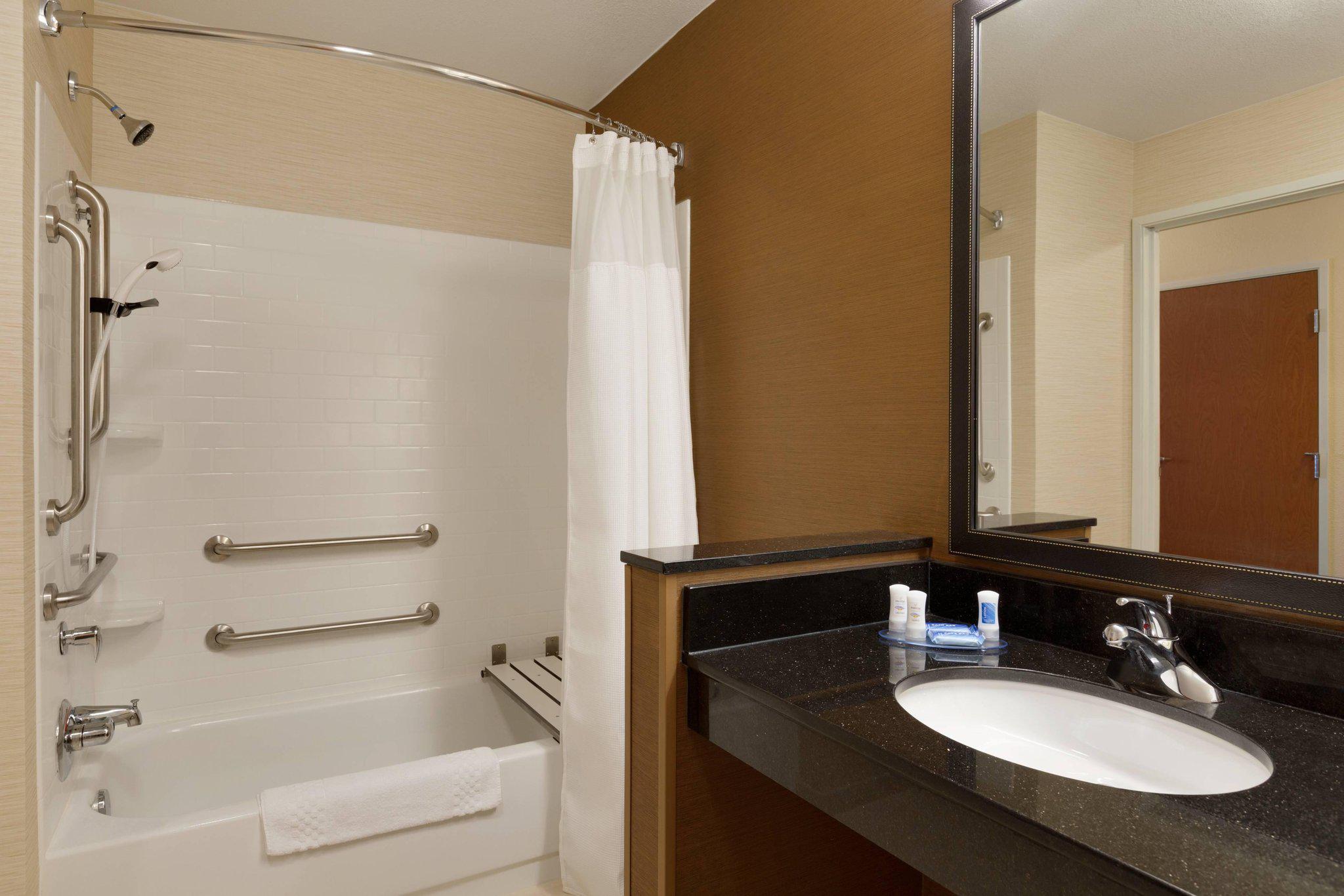 Fairfield Inn & Suites by Marriott Bismarck North Photo