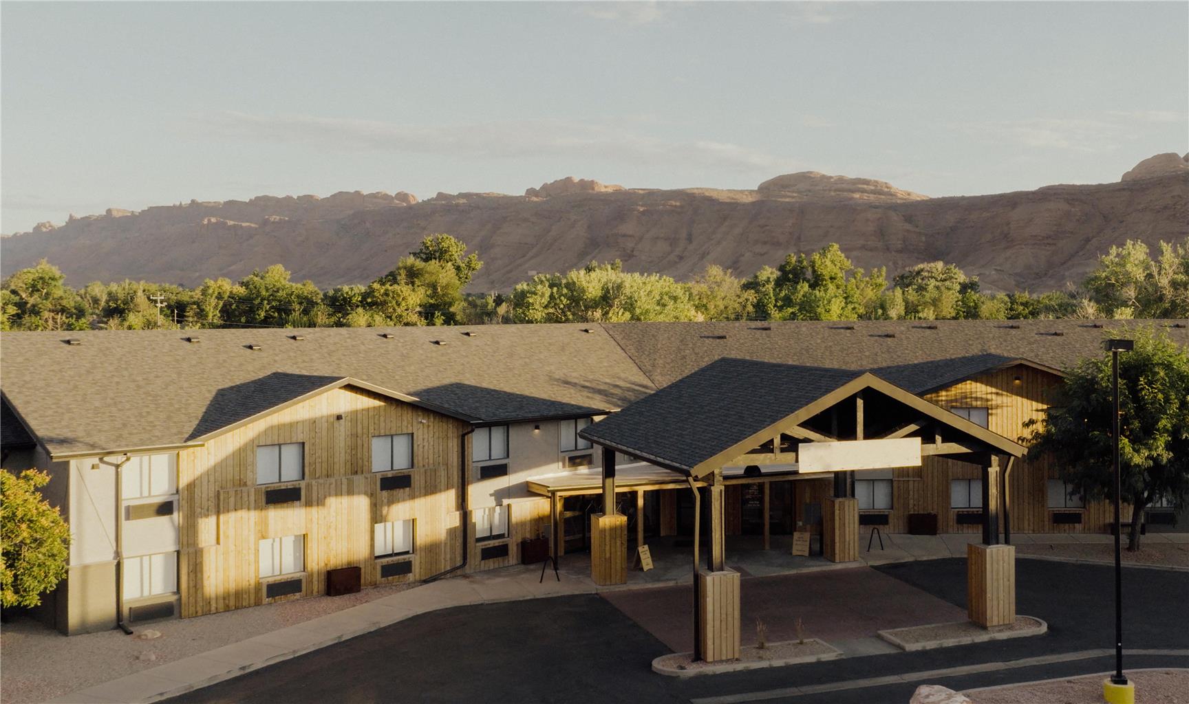 Slackline Moab, Outset Collection by Hilton Logo