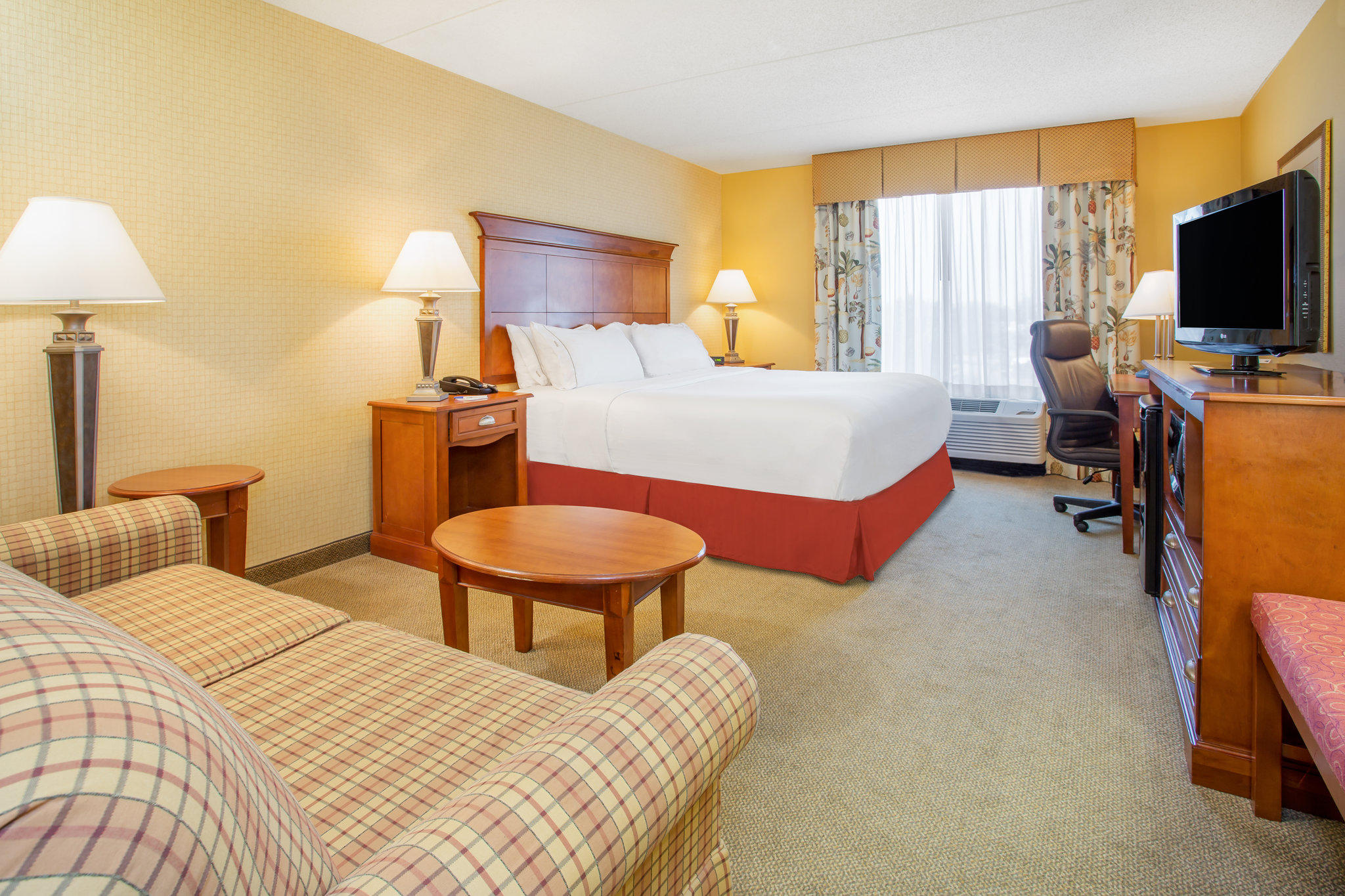 Holiday Inn Express & Suites Bloomington Photo