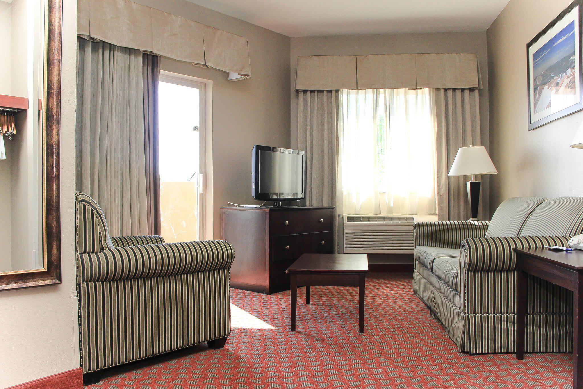 Holiday Inn Express & Suites Colorado Springs Airport Photo