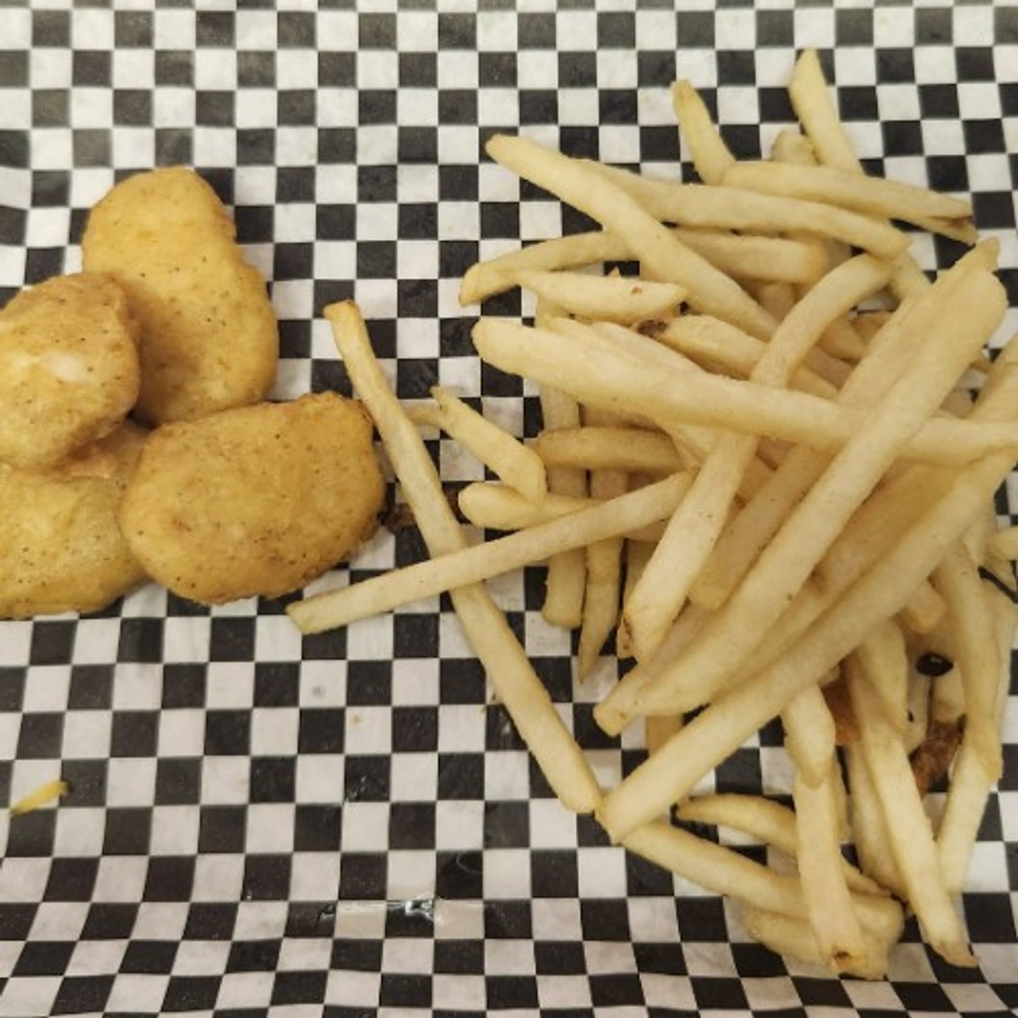 CHICKEN NUGGETS & FRENCH FRIES
