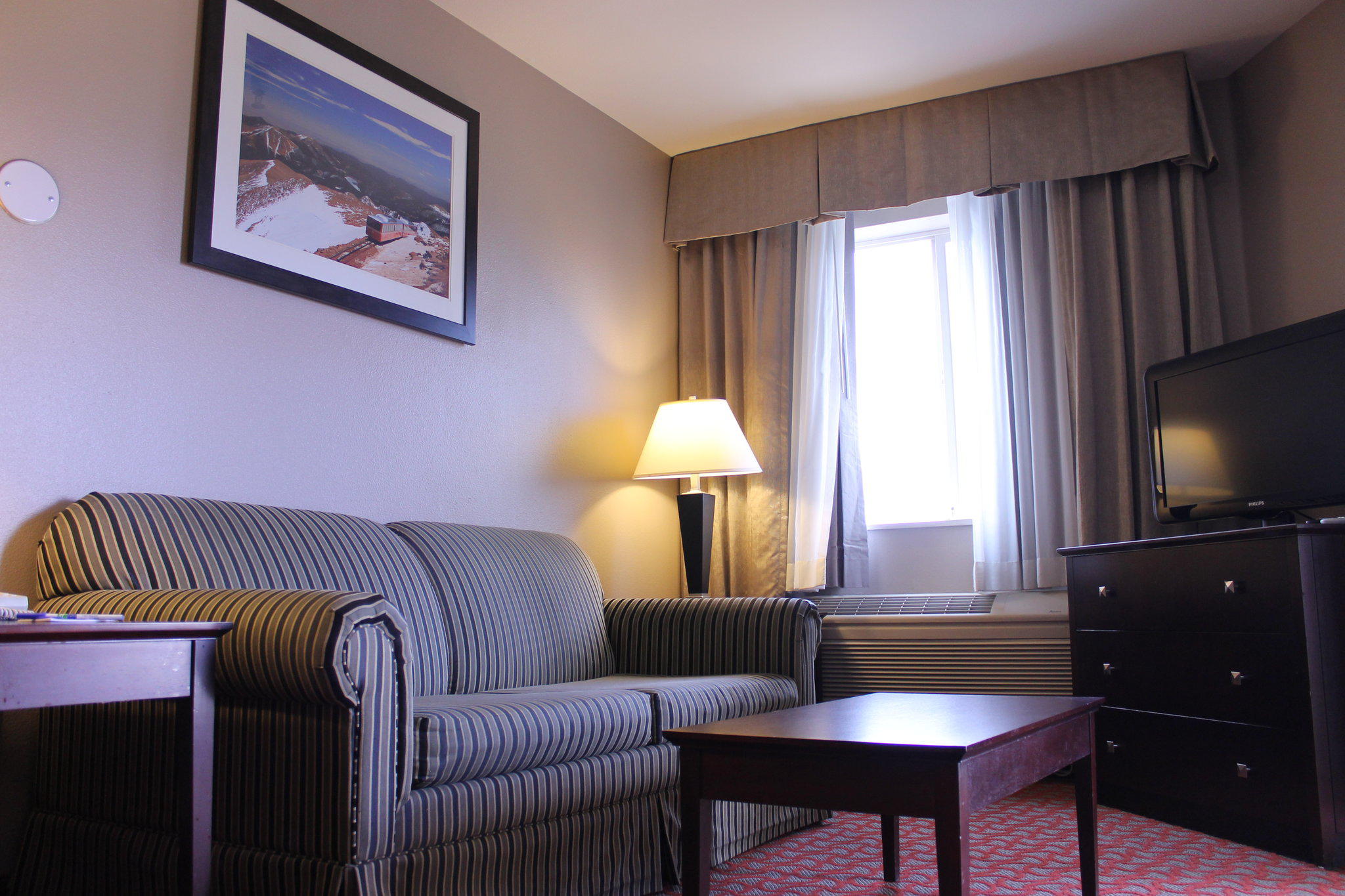 Holiday Inn Express & Suites Colorado Springs Airport Photo