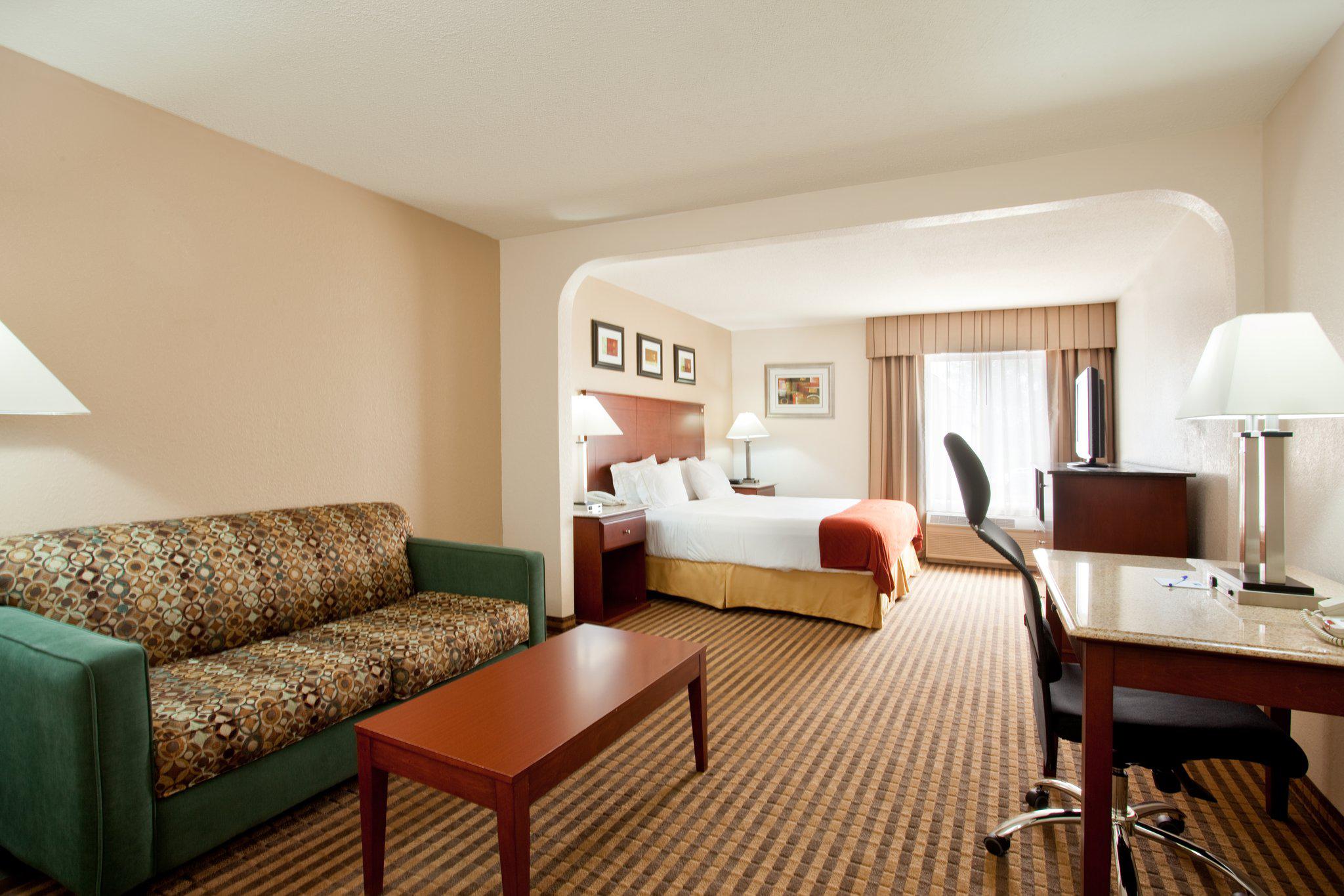 Holiday Inn Express & Suites Three Rivers Photo