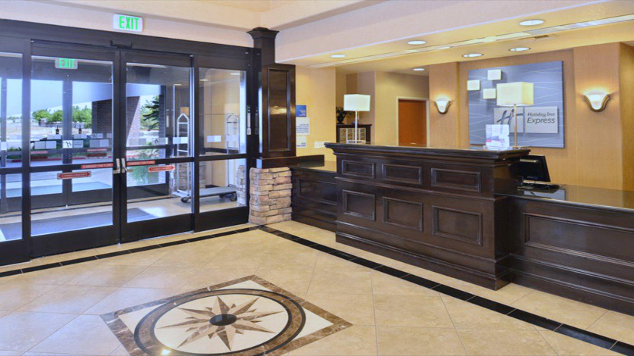 Holiday Inn Express & Suites Lincoln-Roseville Area Photo