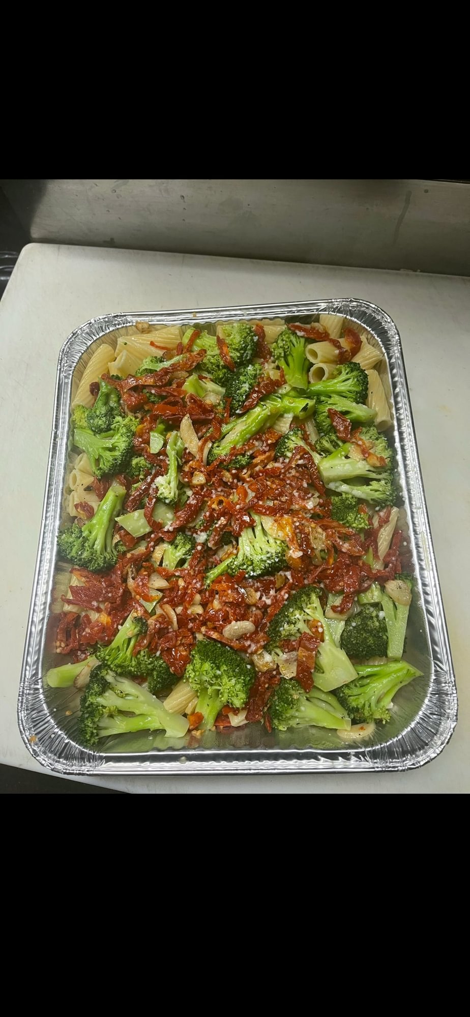 Rigatoni with Brócoli and Sun Dried Tomatoes Garlic and Oil Catering