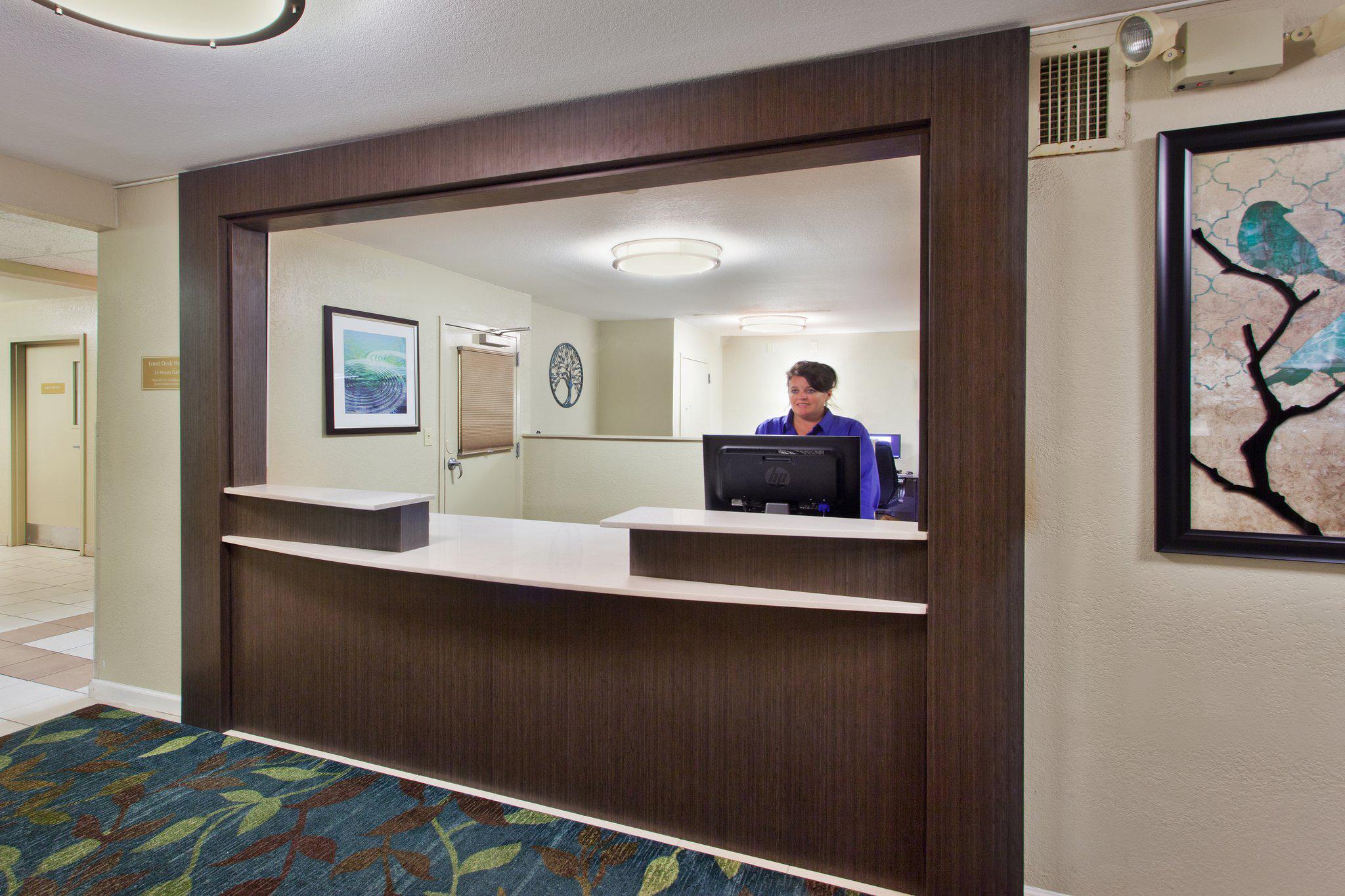 Candlewood Suites Cleveland-N. Olmsted Photo