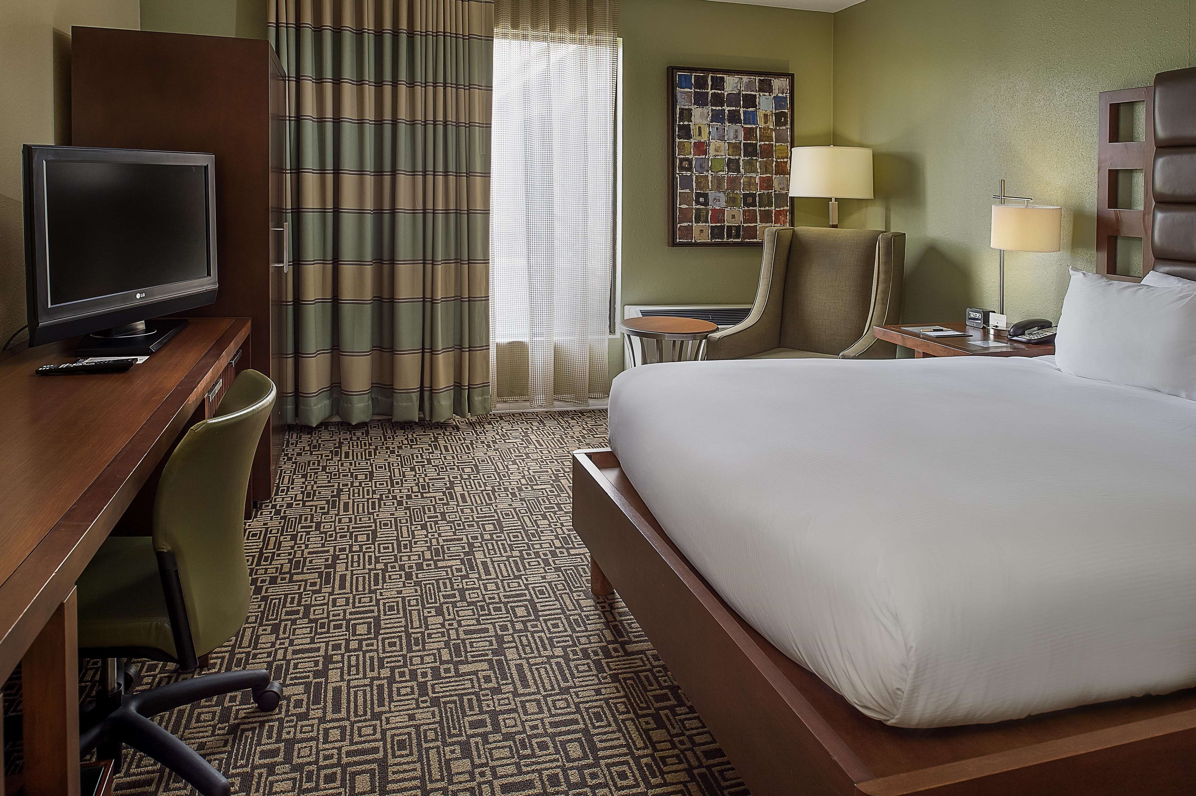 DoubleTree by Hilton Hotel Collinsville - St. Louis Photo